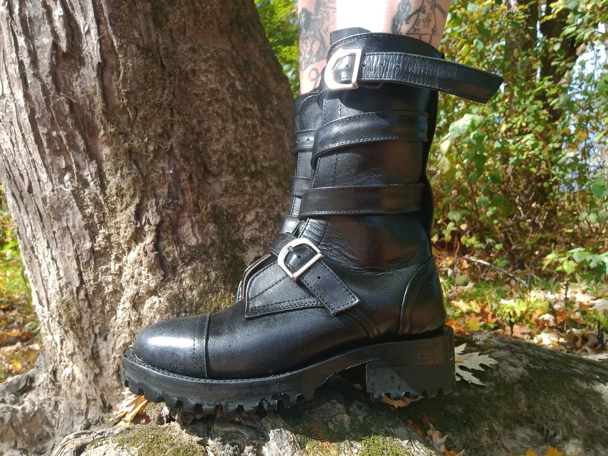 Photo by Tankerbell on October 6, 2024 of the Vintos Boots Tanker in Black Full Grain Leather.