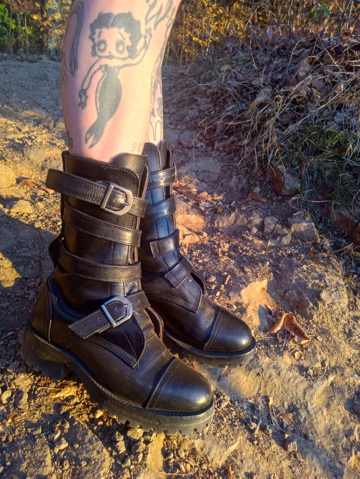 Photo by Tankerbell on October 21, 2024 of the Vintos Boots Tanker in Black Full Grain Leather.