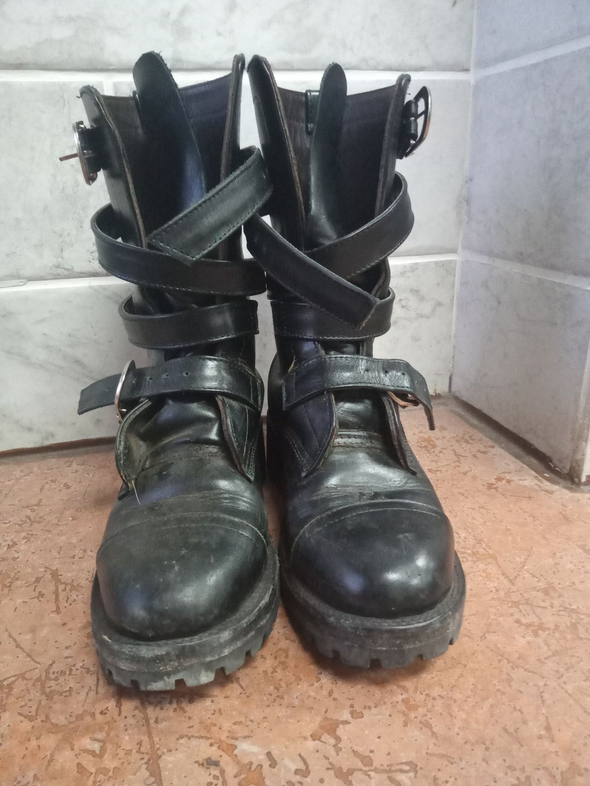 Photo by Tankerbell on November 6, 2024 of the Vintos Boots Tanker in Black Full Grain Leather.