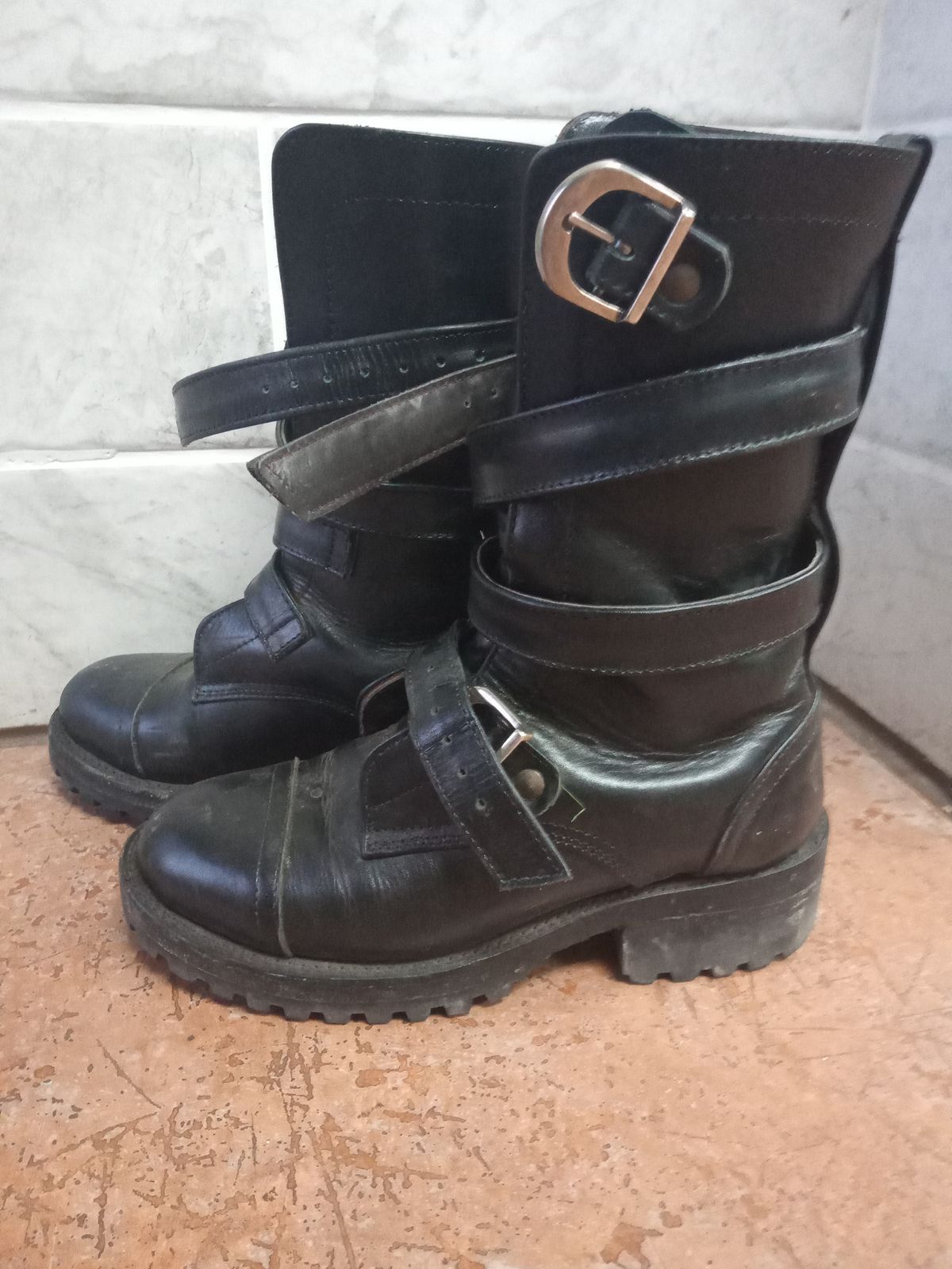 Photo by Tankerbell on November 6, 2024 of the Vintos Boots Tanker in Black Full Grain Leather.