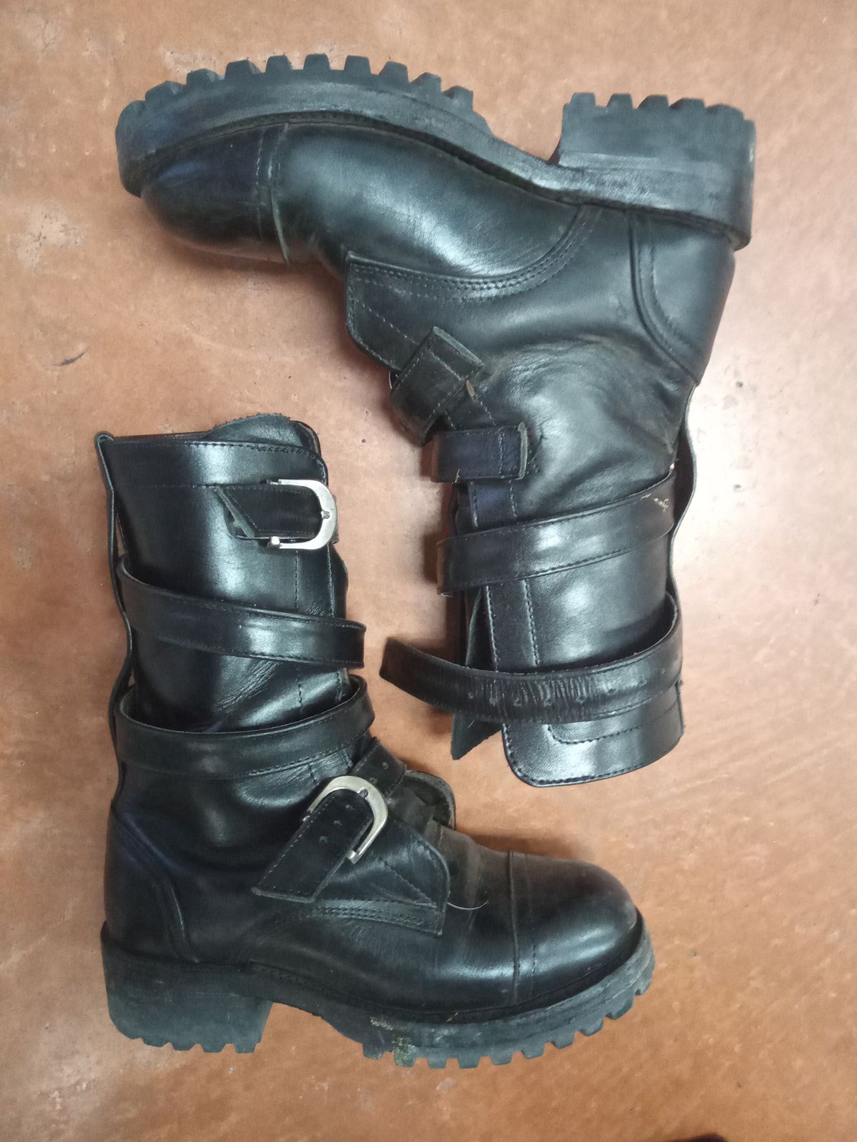 Photo by Tankerbell on November 6, 2024 of the Vintos Boots Tanker in Black Full Grain Leather.