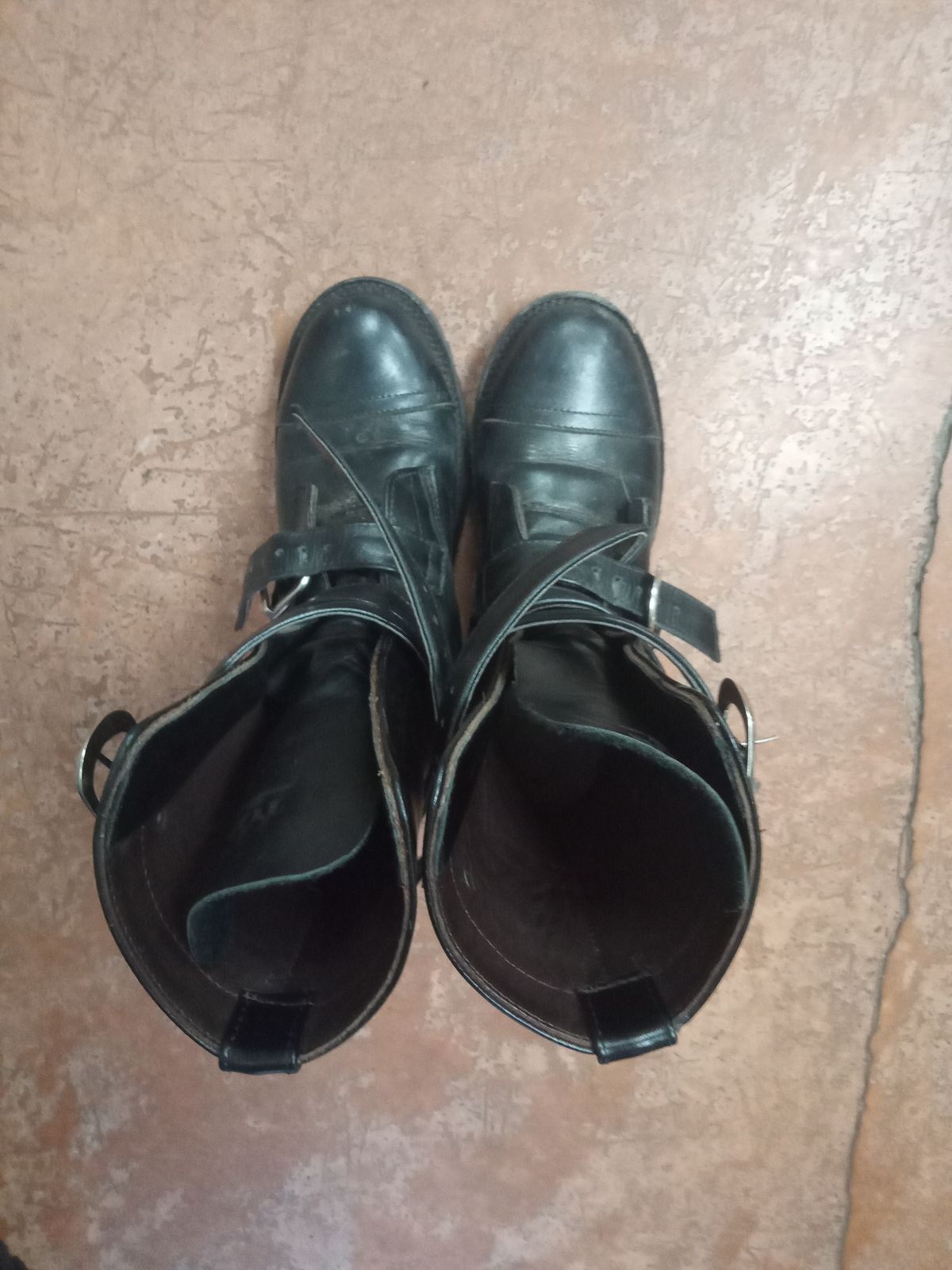 Photo by Tankerbell on November 6, 2024 of the Vintos Boots Tanker in Black Full Grain Leather.