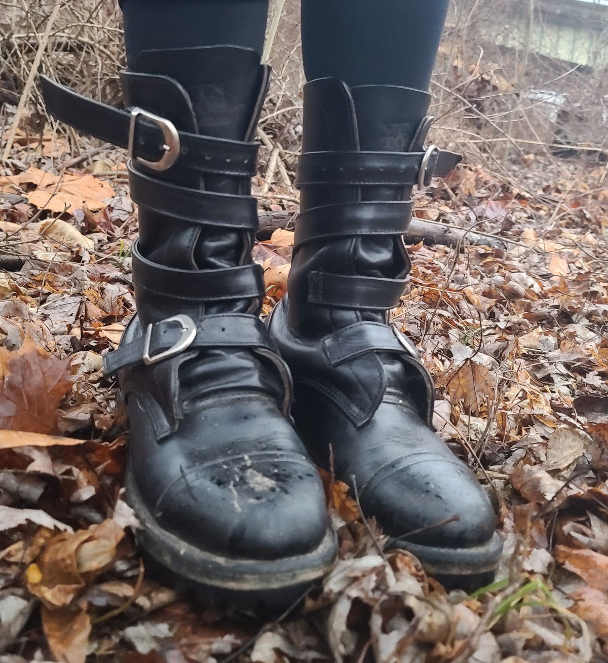 Photo by Tankerbell on January 2, 2025 of the Vintos Boots Tanker in Black Full Grain Leather.