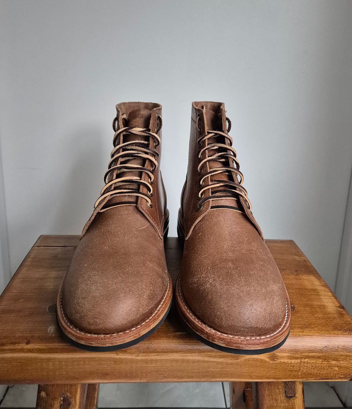 Photo by aussiebootlover on October 1, 2024 of the Oak Street Bootmakers Trench Boot in Maryam Cullata Cavallo Reverse Horse Rump.
