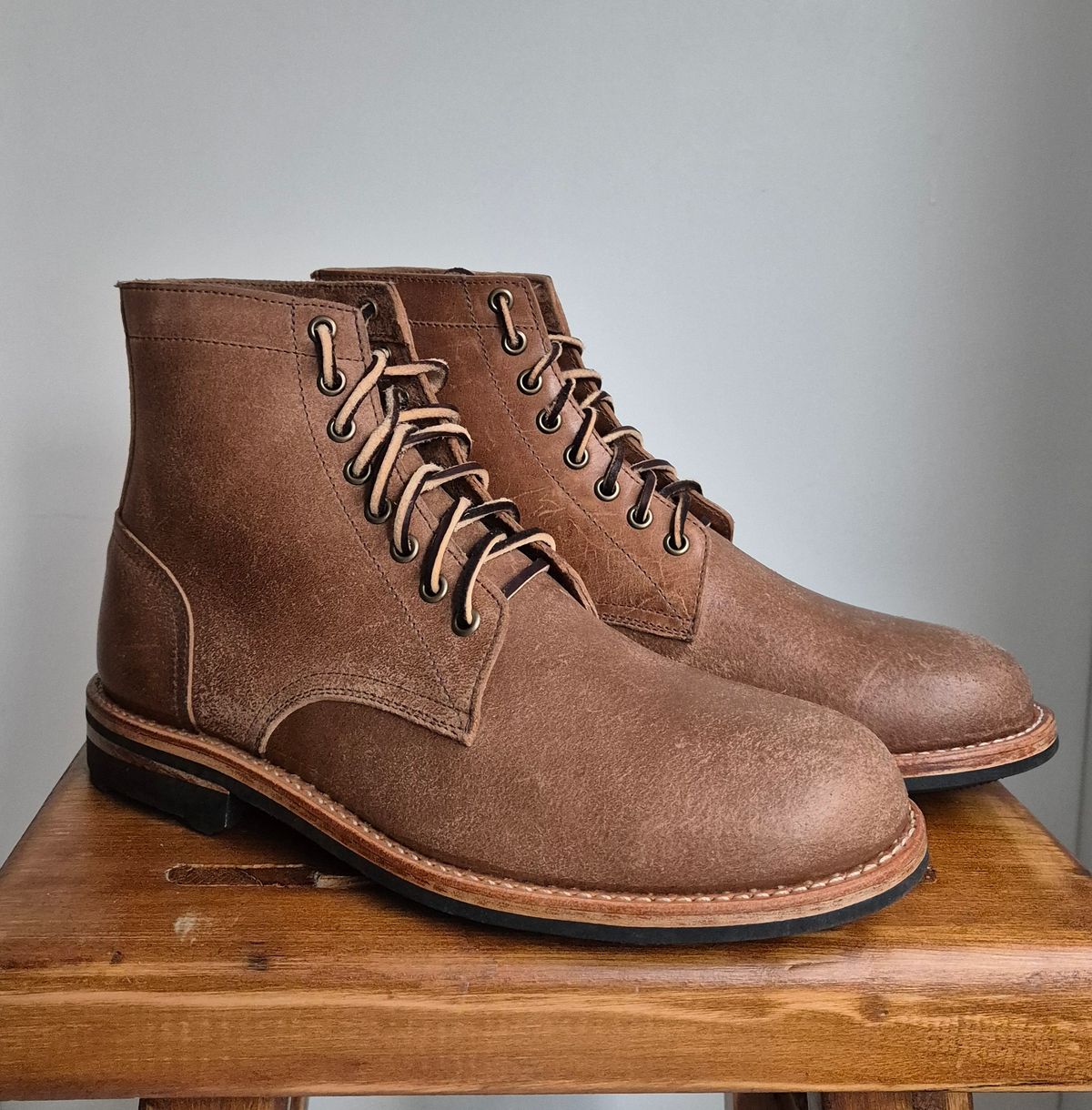 Photo by aussiebootlover on October 1, 2024 of the Oak Street Bootmakers Trench Boot in Maryam Cullata Cavallo Reverse Horse Rump.