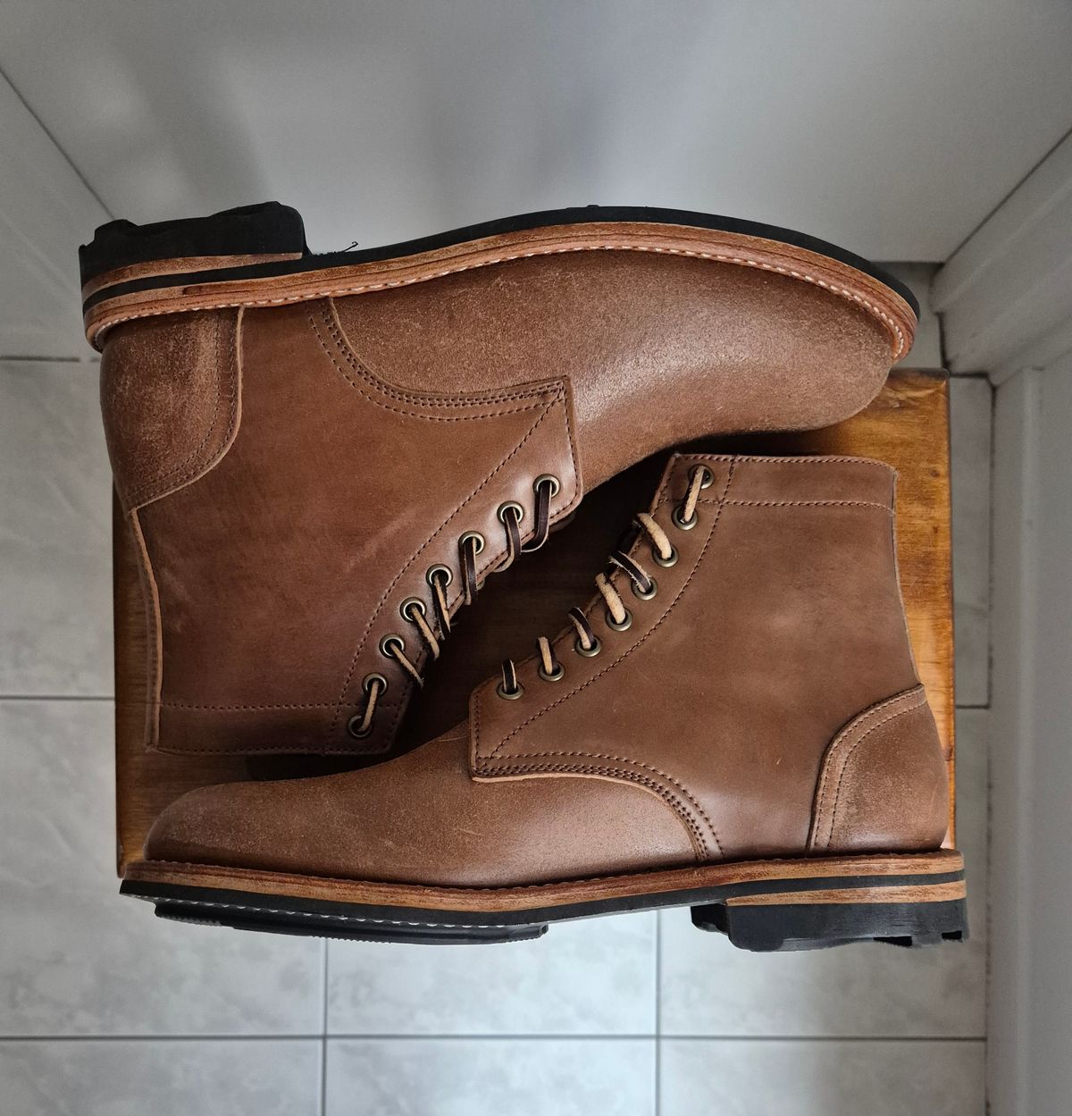 Photo by aussiebootlover on October 1, 2024 of the Oak Street Bootmakers Trench Boot in Maryam Cullata Cavallo Reverse Horse Rump.