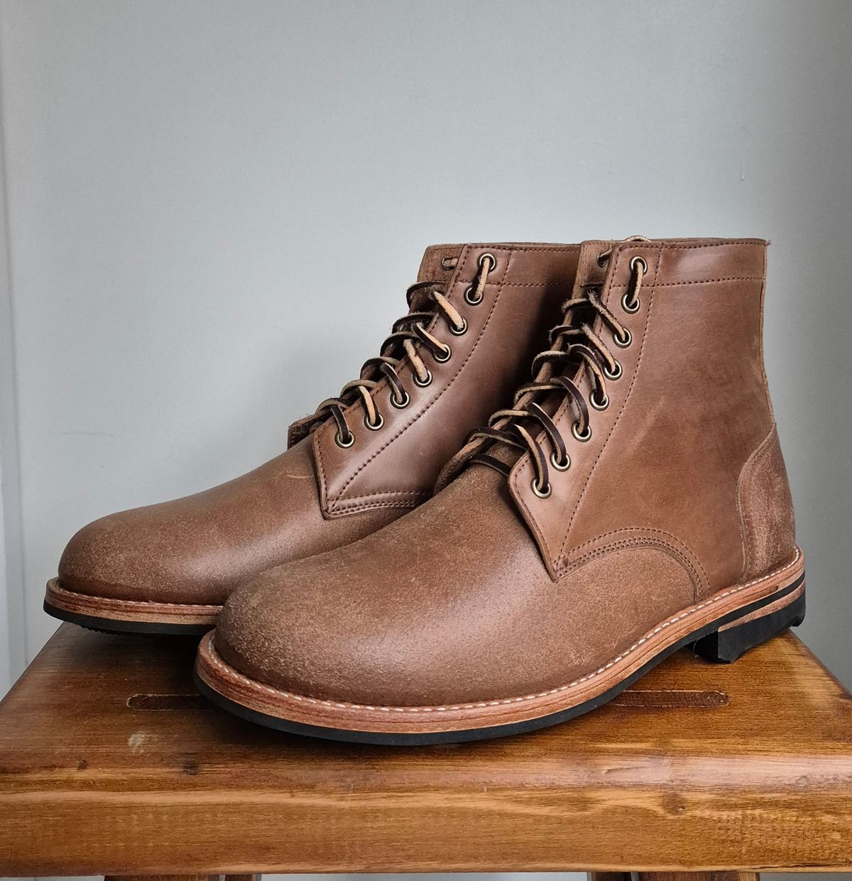 Photo by aussiebootlover on October 1, 2024 of the Oak Street Bootmakers Trench Boot in Maryam Cullata Cavallo Reverse Horse Rump.