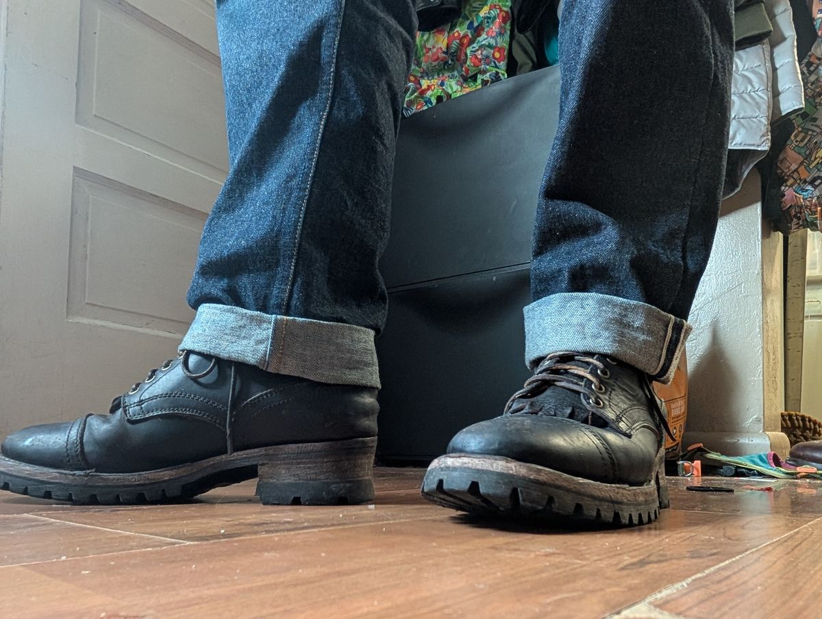 Photo by ZelieDad on July 9, 2025 of the Thursday Challenger in Maryam Natural Horsebutt Overdyed Black.