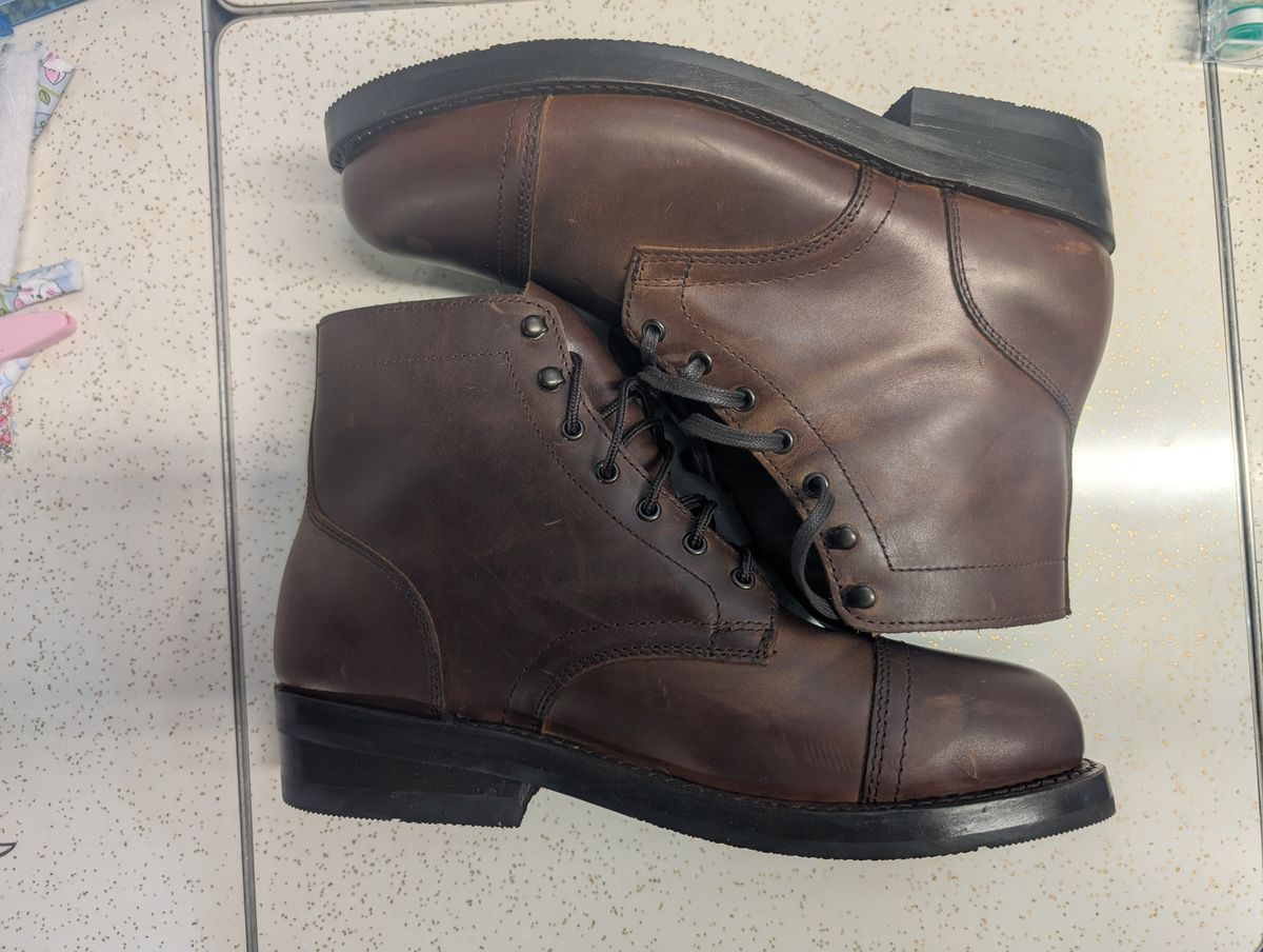 Photo by ZelieDad on March 25, 2025 of the Thursday Hertiage Captain in Thursday / Rustic Brown.