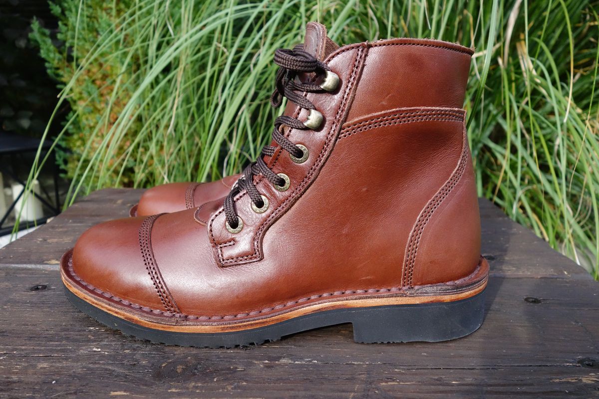 Photo by Dennis on October 1, 2024 of the Jim Green Numzaan in Jim Green Walnut Veg Tan.