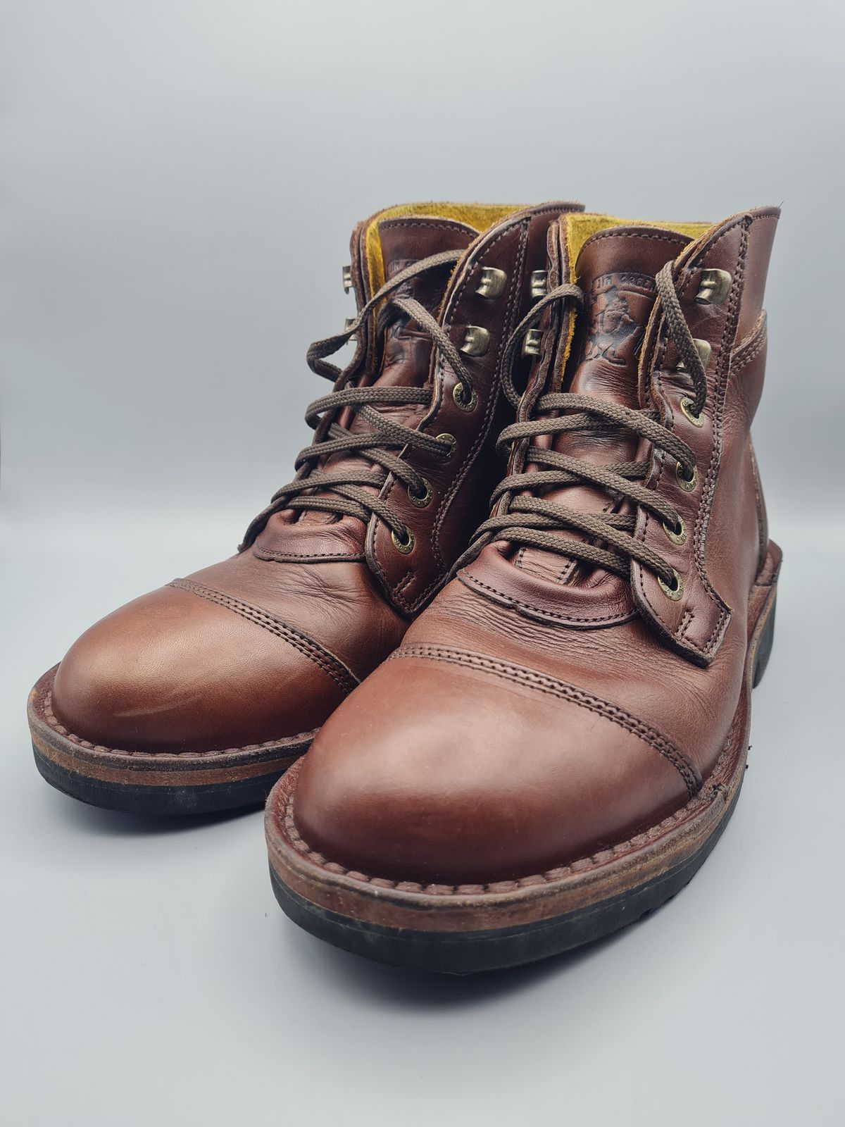 Photo by Dennis on November 27, 2024 of the Jim Green Numzaan in Jim Green Walnut Veg Tan.