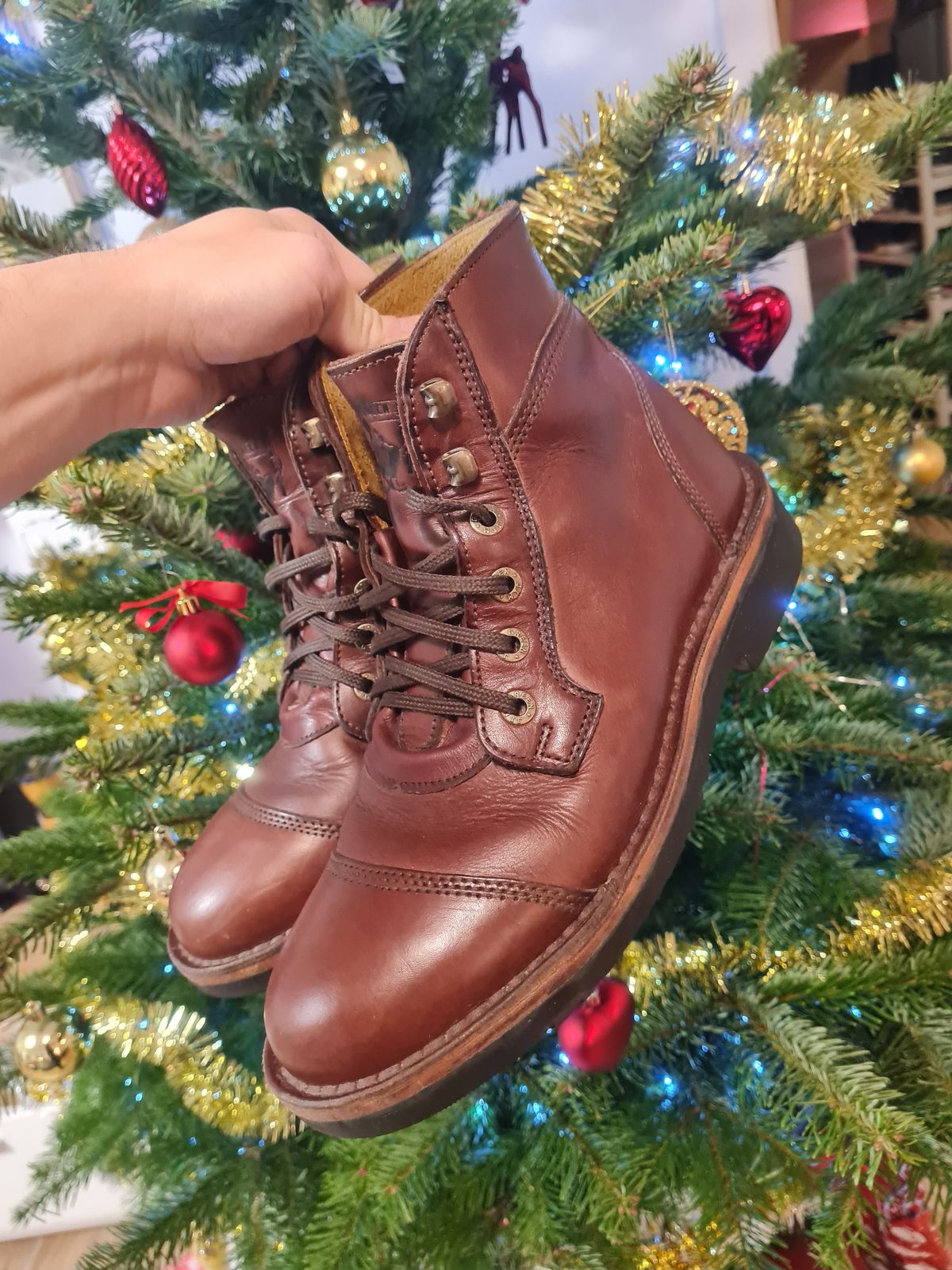 Photo by Dennis on December 24, 2024 of the Jim Green Numzaan in Jim Green Walnut Veg Tan.