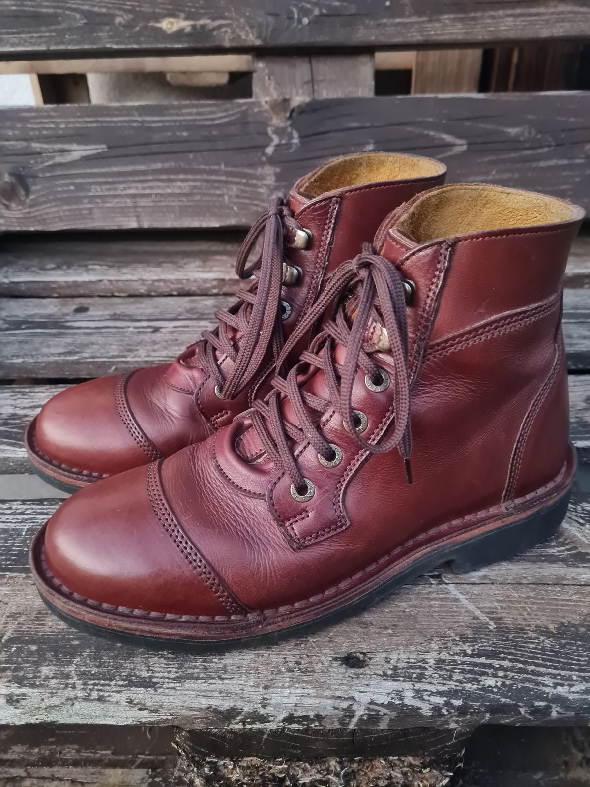 Photo by Dennis on February 2, 2025 of the Jim Green Numzaan in Jim Green Walnut Veg Tan.