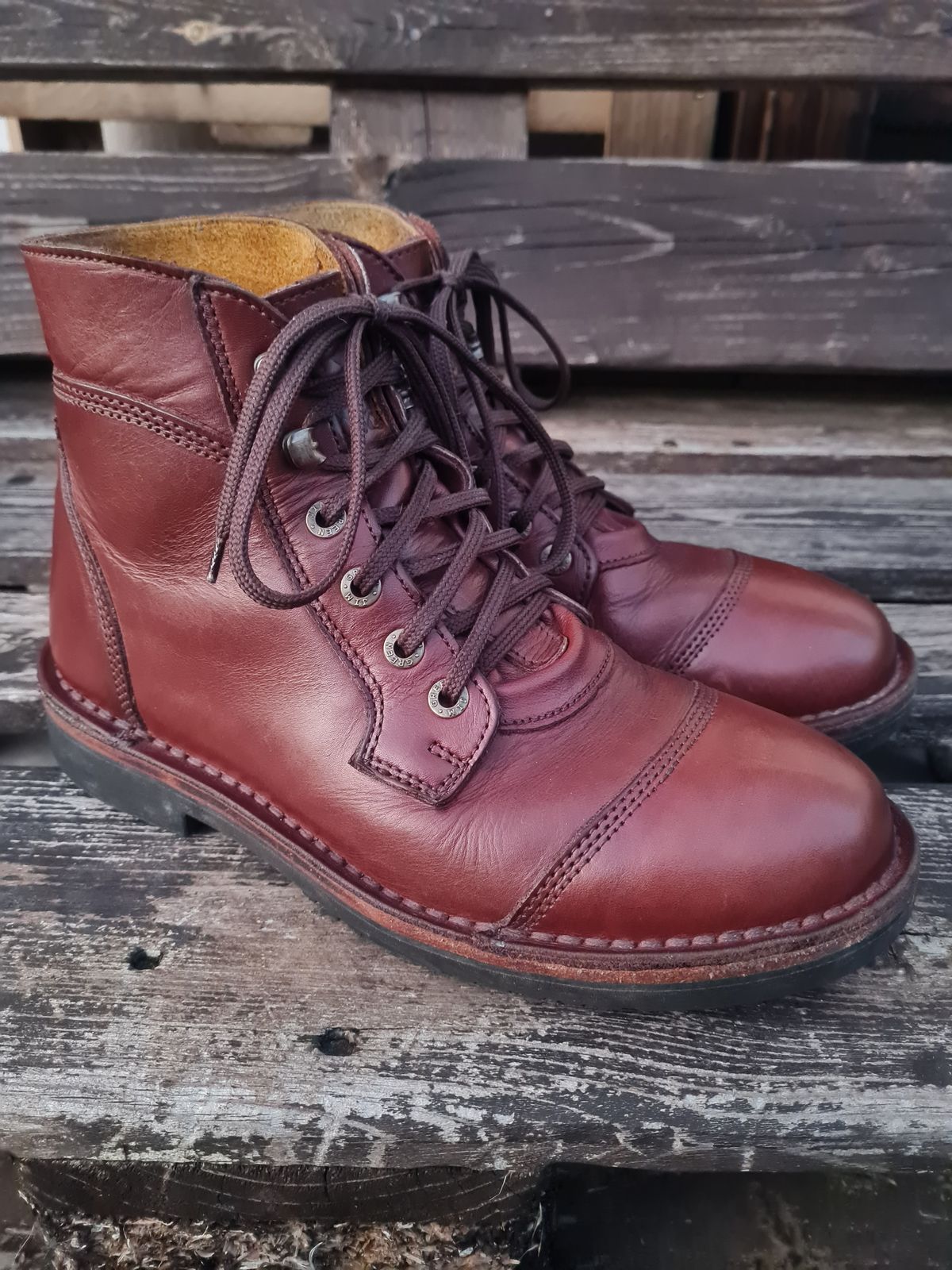 Photo by Dennis on February 2, 2025 of the Jim Green Numzaan in Jim Green Walnut Veg Tan.