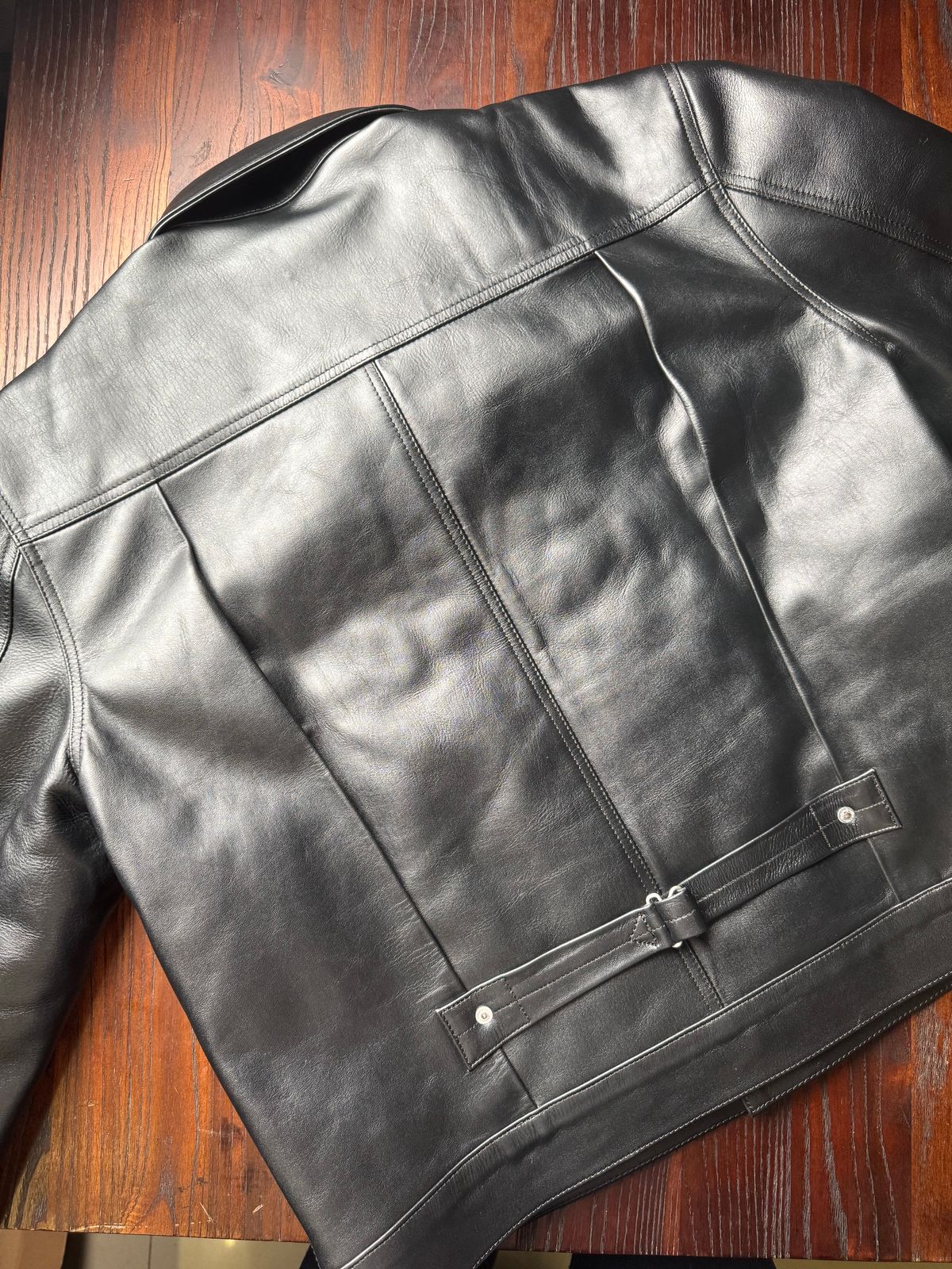 Photo by Davi_Arzika on November 4, 2025 of the Mihane Jeans Tipe 1 Leather jacket in Steerhide Black Teacore 1.4-1.5mm.