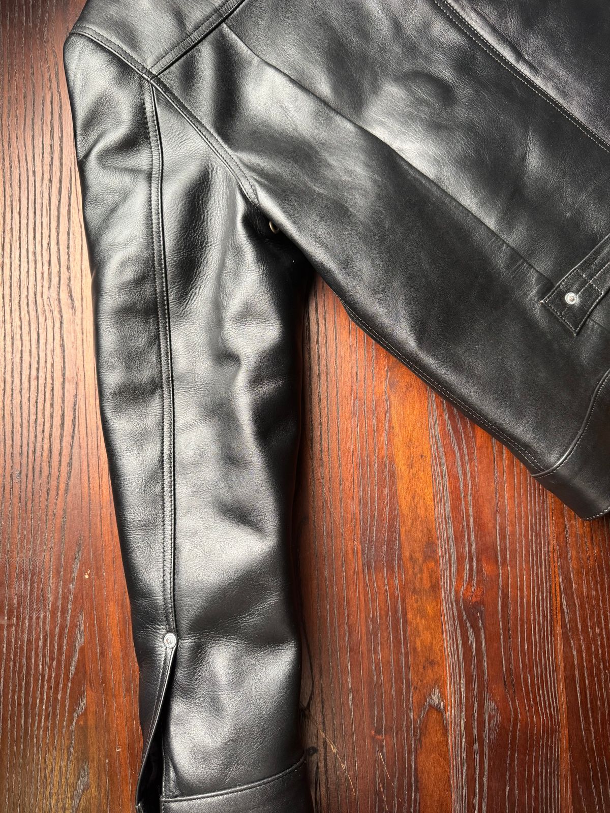 Photo by Davi_Arzika on November 4, 2025 of the Mihane Jeans Tipe 1 Leather jacket in Steerhide Black Teacore 1.4-1.5mm.