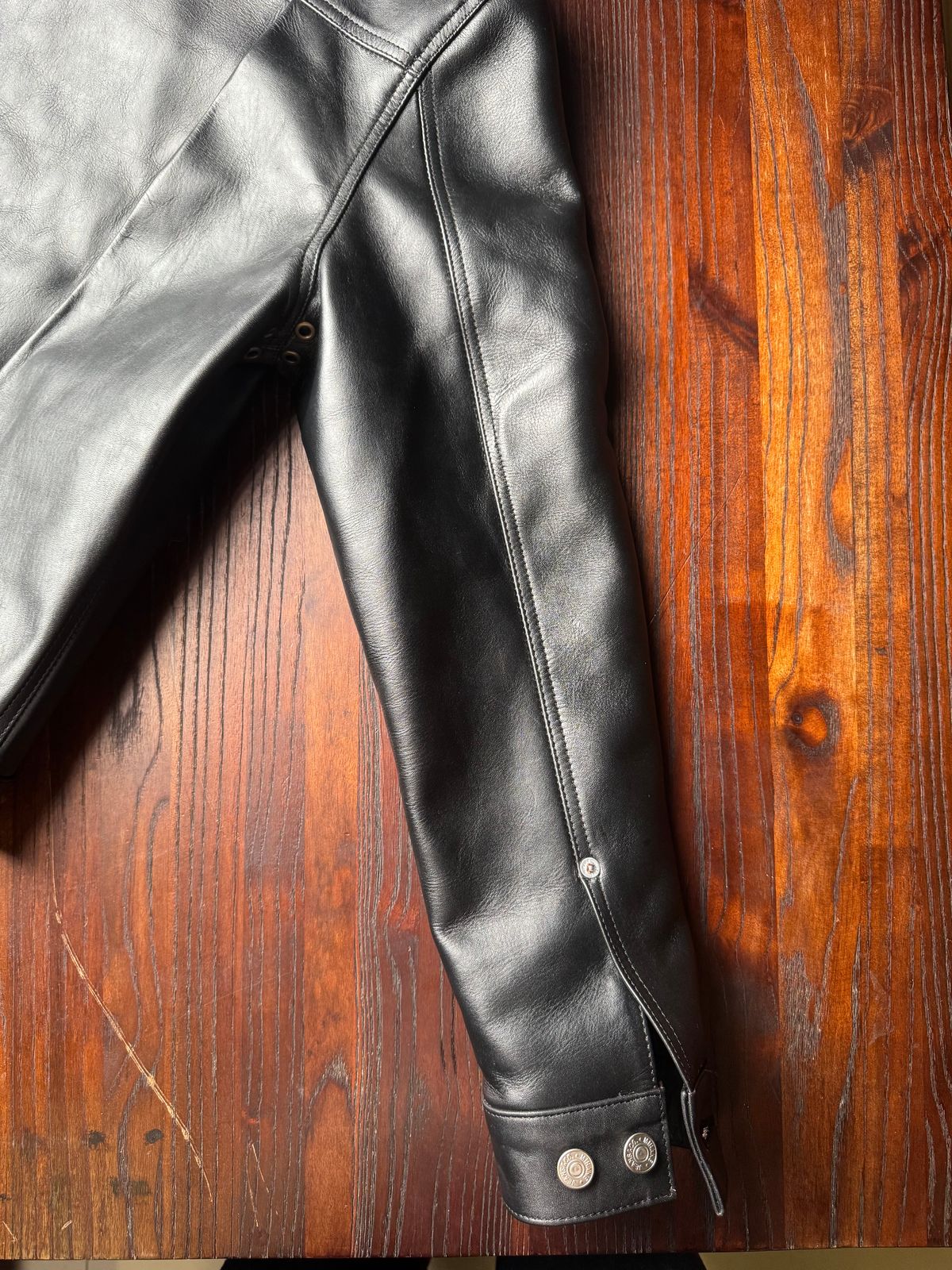 Photo by Davi_Arzika on November 4, 2025 of the Mihane Jeans Tipe 1 Leather jacket in Steerhide Black Teacore 1.4-1.5mm.