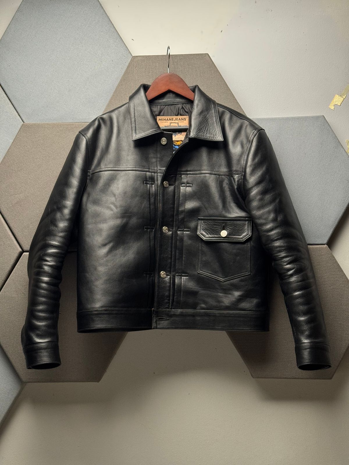 Photo by Davi_Arzika on December 5, 2025 of the Mihane Jeans Tipe 1 Leather jacket in Steerhide Black Teacore 1.4-1.5mm.
