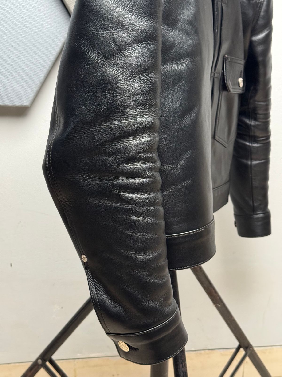 Photo by Davi_Arzika on December 5, 2025 of the Mihane Jeans Tipe 1 Leather jacket in Steerhide Black Teacore 1.4-1.5mm.