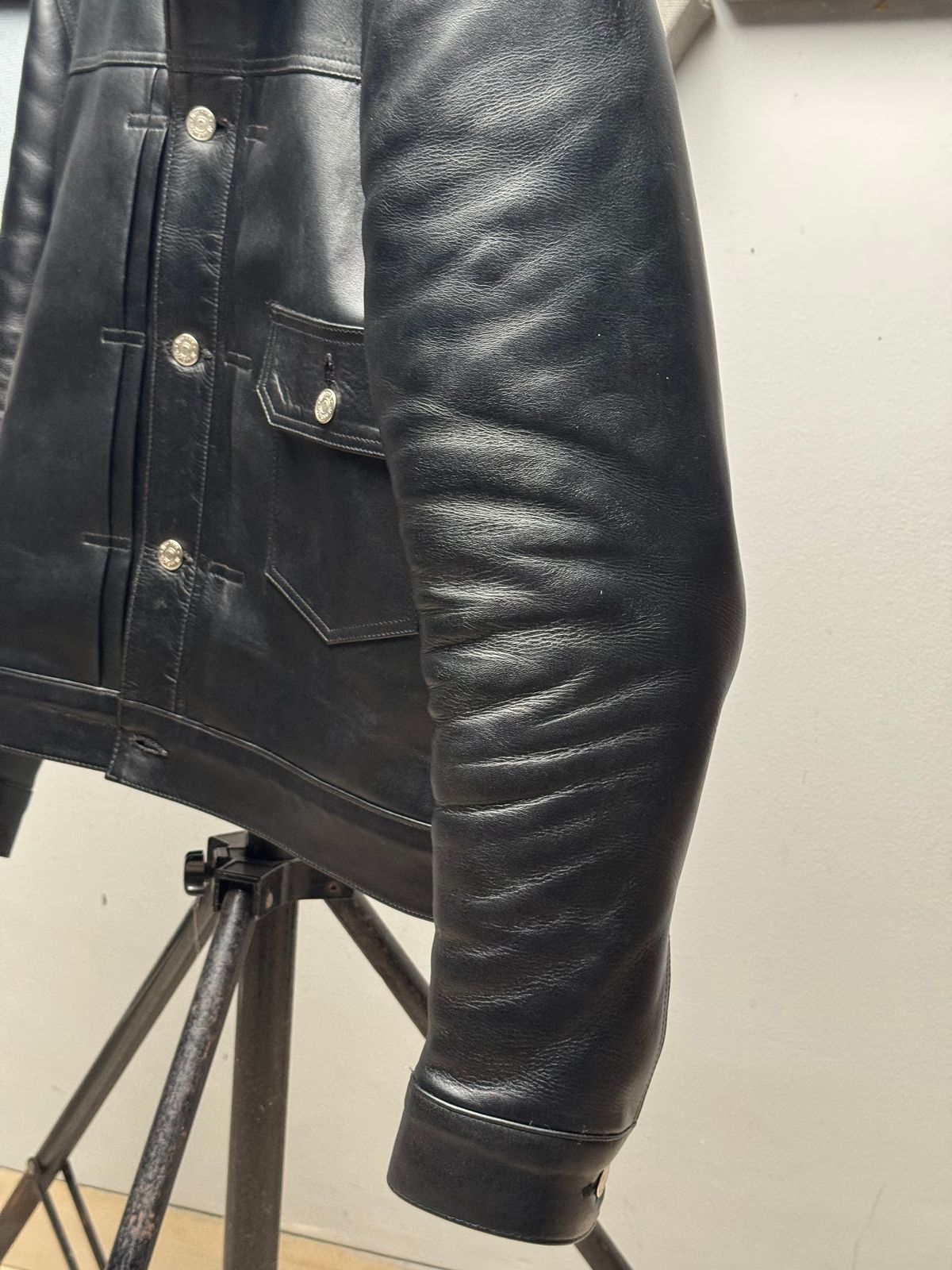 Photo by Davi_Arzika on December 5, 2025 of the Mihane Jeans Tipe 1 Leather jacket in Steerhide Black Teacore 1.4-1.5mm.