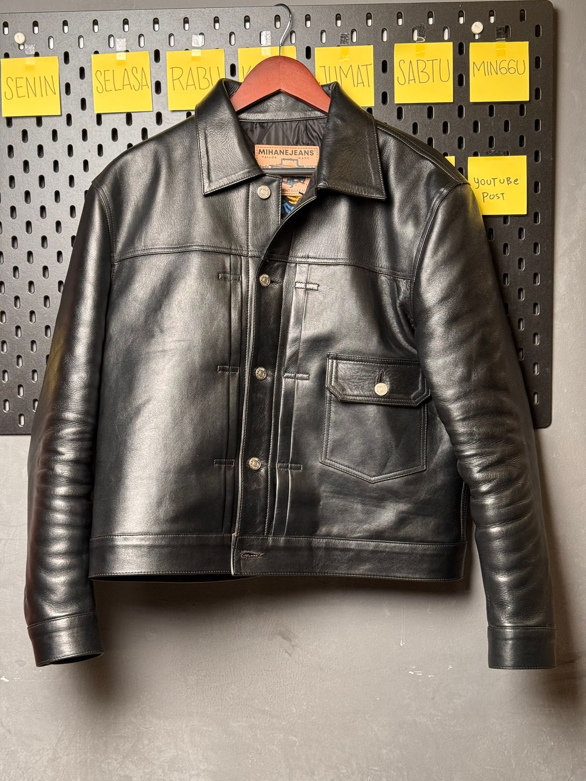 Photo by Davi_Arzika on January 3, 2026 of the Mihane Jeans Tipe 1 Leather jacket in Steerhide Black Teacore 1.4-1.5mm.