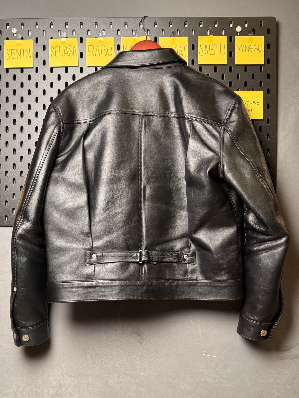 Photo by Davi_Arzika on January 3, 2026 of the Mihane Jeans Tipe 1 Leather jacket in Steerhide Black Teacore 1.4-1.5mm.