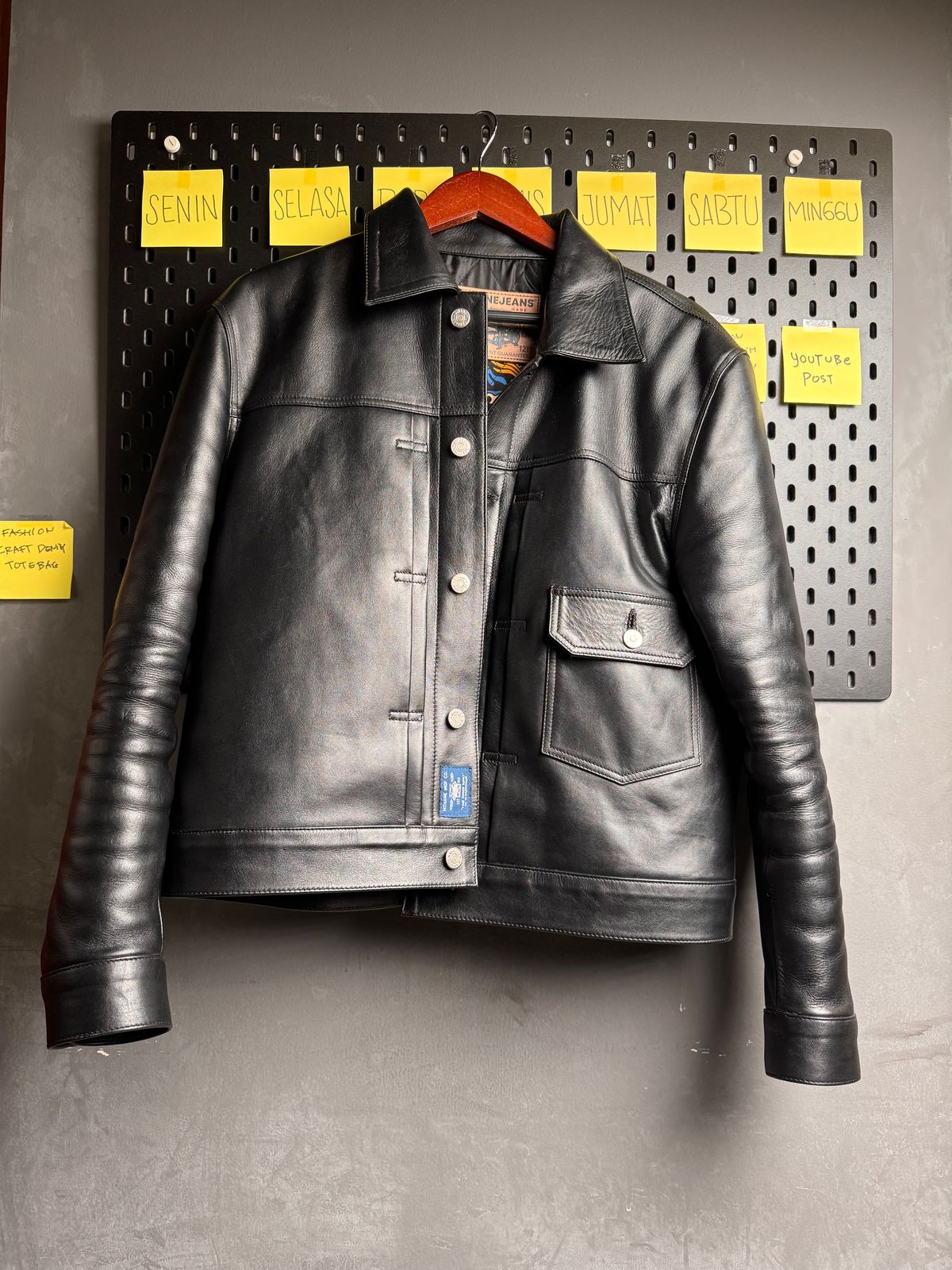 Photo by Davi_Arzika on February 5, 2026 of the Mihane Jeans Tipe 1 Leather jacket in Steerhide Black Teacore 1.4-1.5mm.