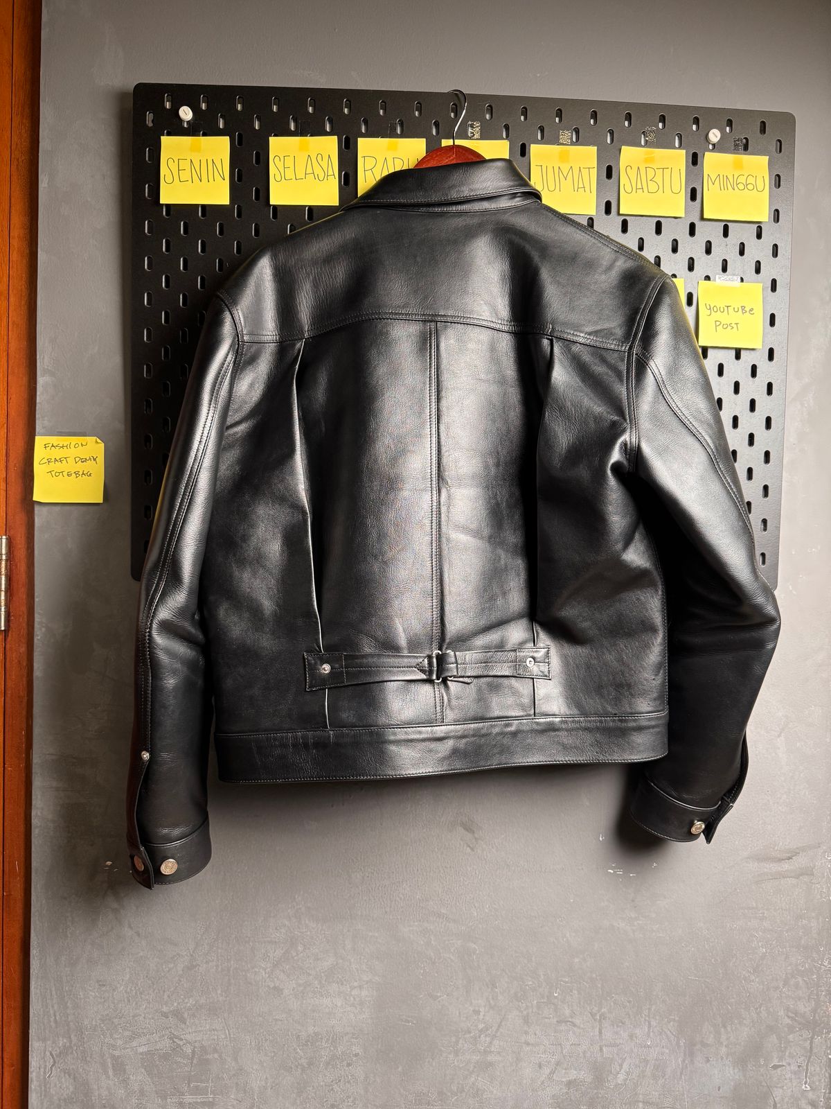 Photo by Davi_Arzika on February 5, 2026 of the Mihane Jeans Tipe 1 Leather jacket in Steerhide Black Teacore 1.4-1.5mm.