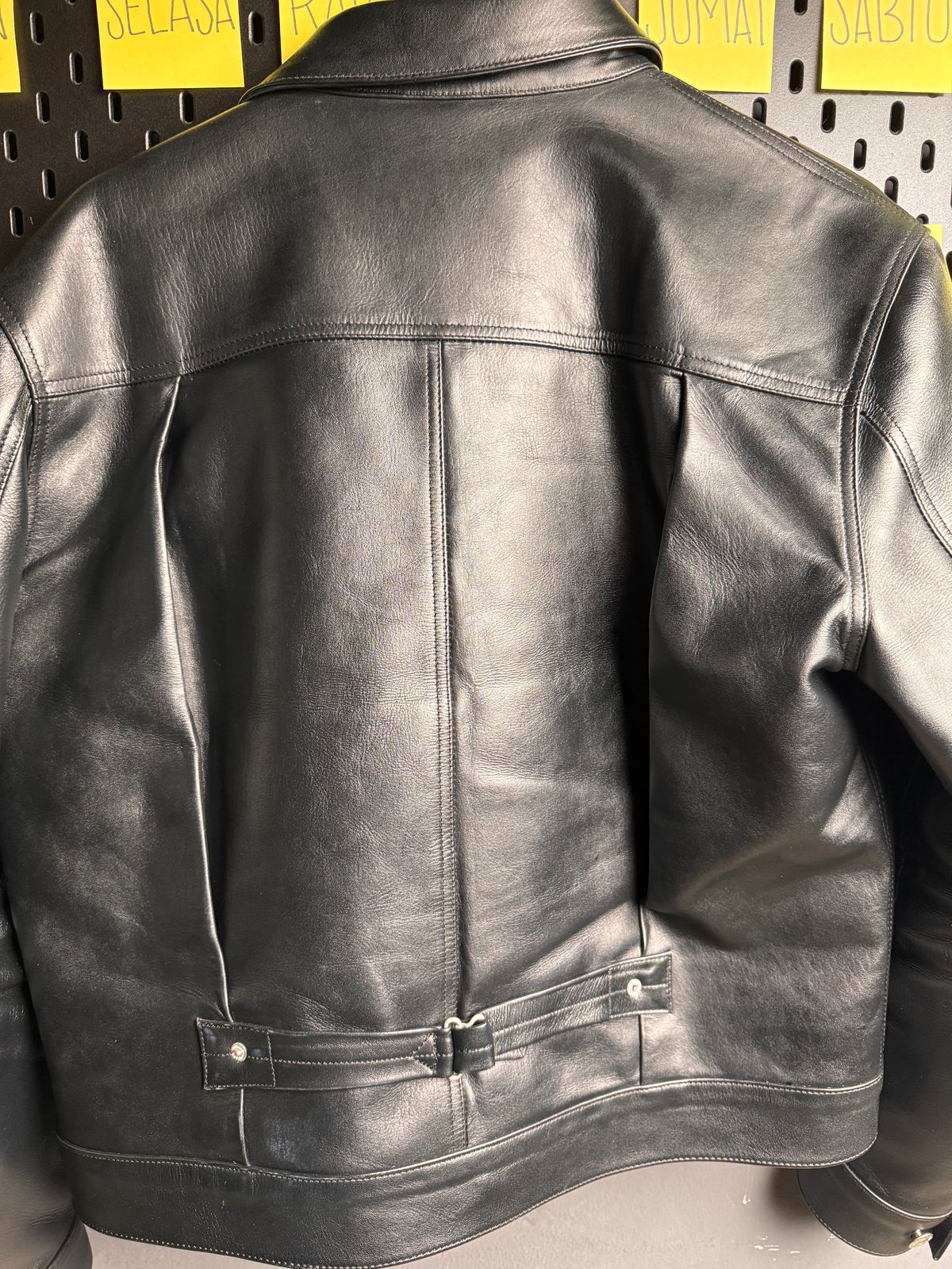 Photo by Davi_Arzika on February 5, 2026 of the Mihane Jeans Tipe 1 Leather jacket in Steerhide Black Teacore 1.4-1.5mm.