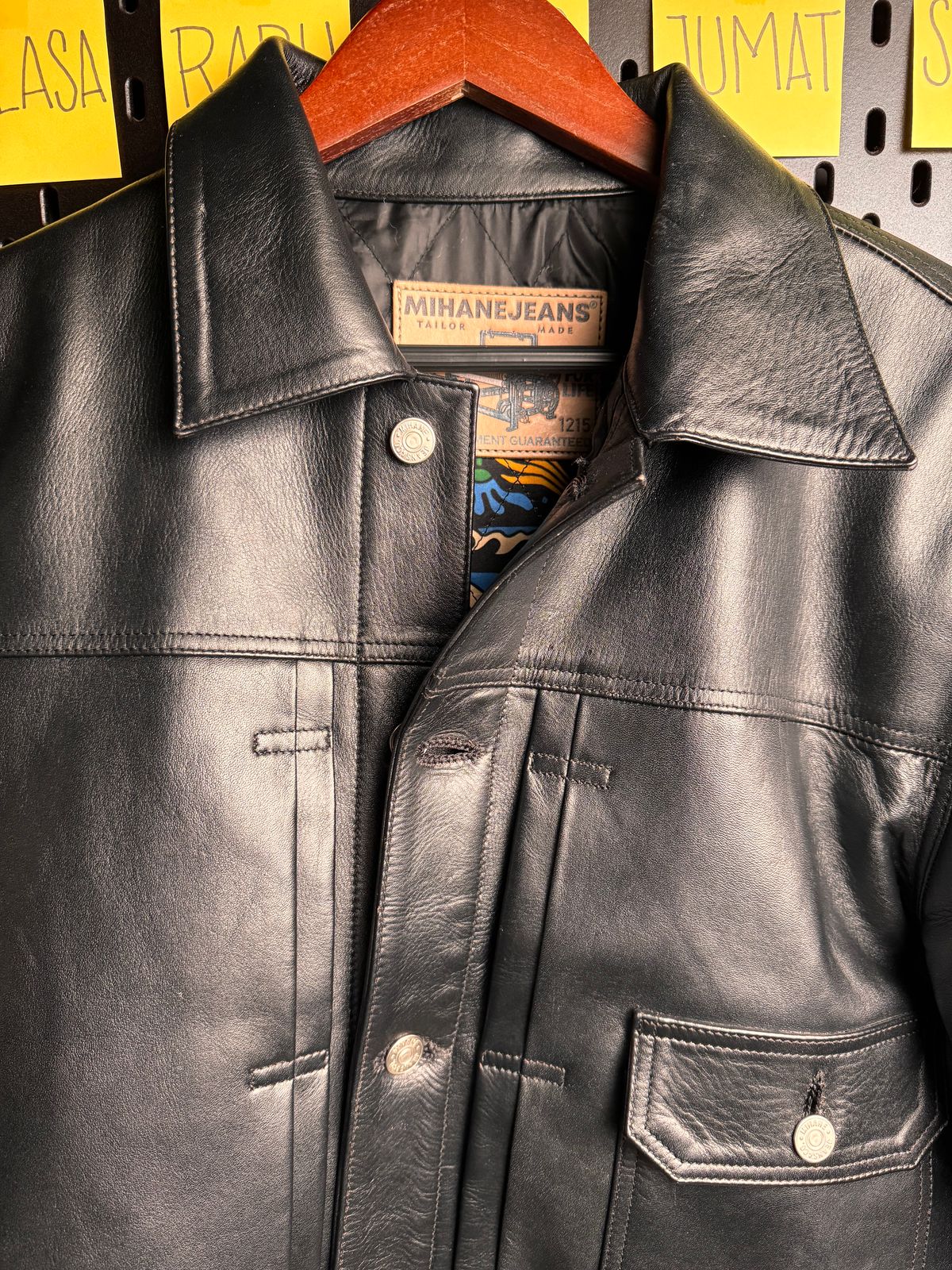 Photo by Davi_Arzika on February 5, 2026 of the Mihane Jeans Tipe 1 Leather jacket in Steerhide Black Teacore 1.4-1.5mm.