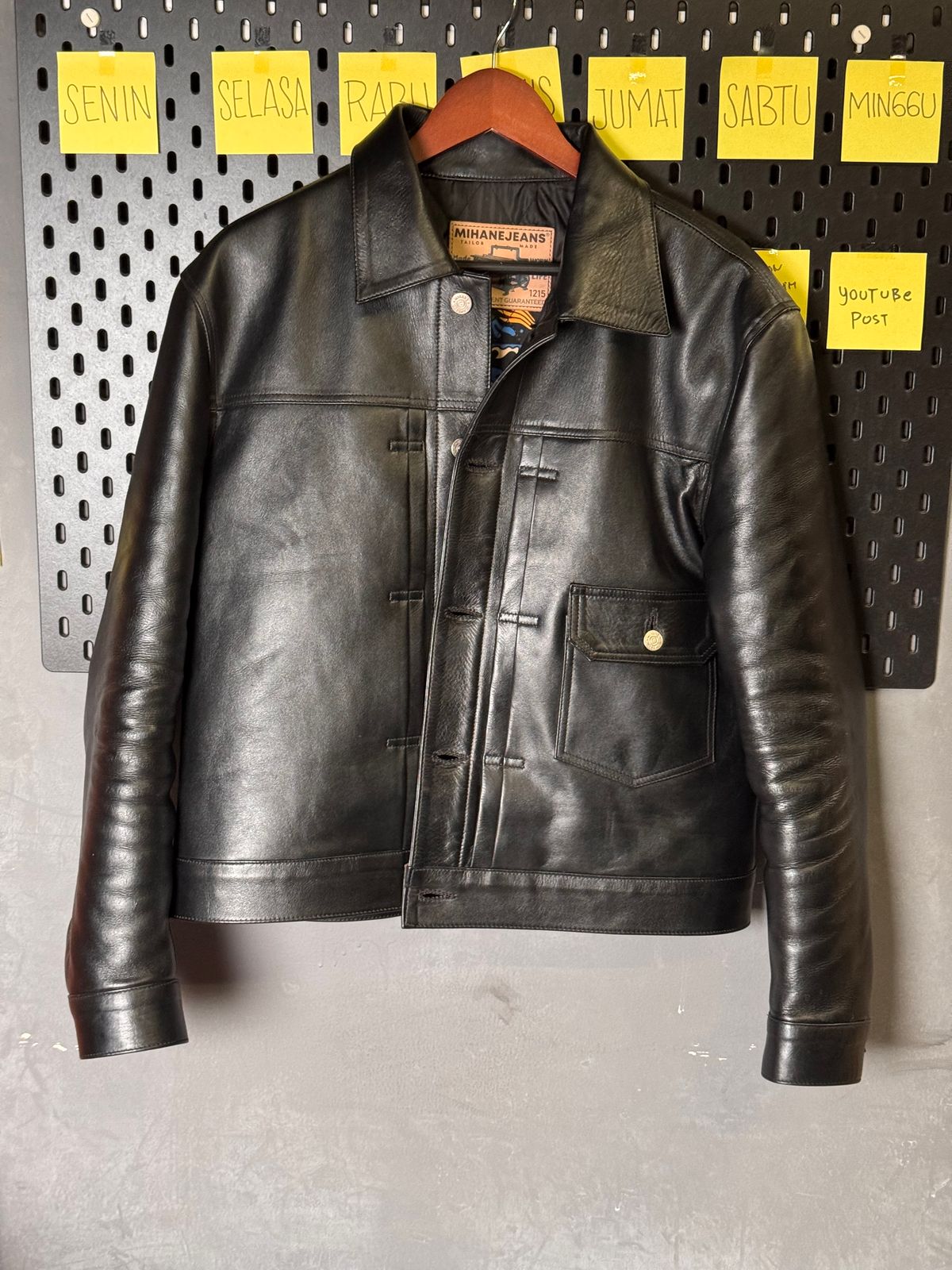 Photo by Davi_Arzika on March 5, 2026 of the Mihane Jeans Tipe 1 Leather jacket in Steerhide Black Teacore 1.4-1.5mm.