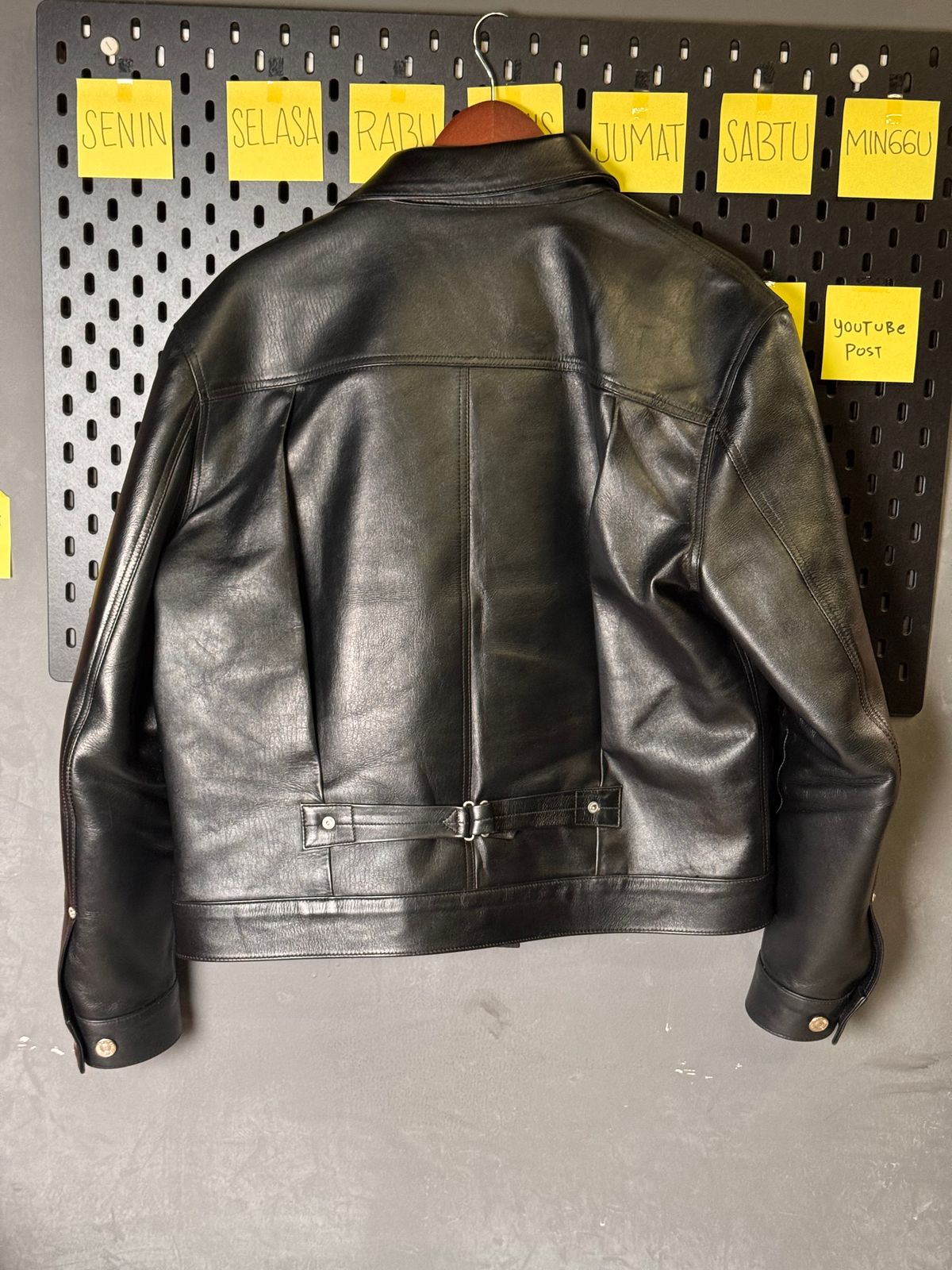 Photo by Davi_Arzika on March 5, 2026 of the Mihane Jeans Tipe 1 Leather jacket in Steerhide Black Teacore 1.4-1.5mm.