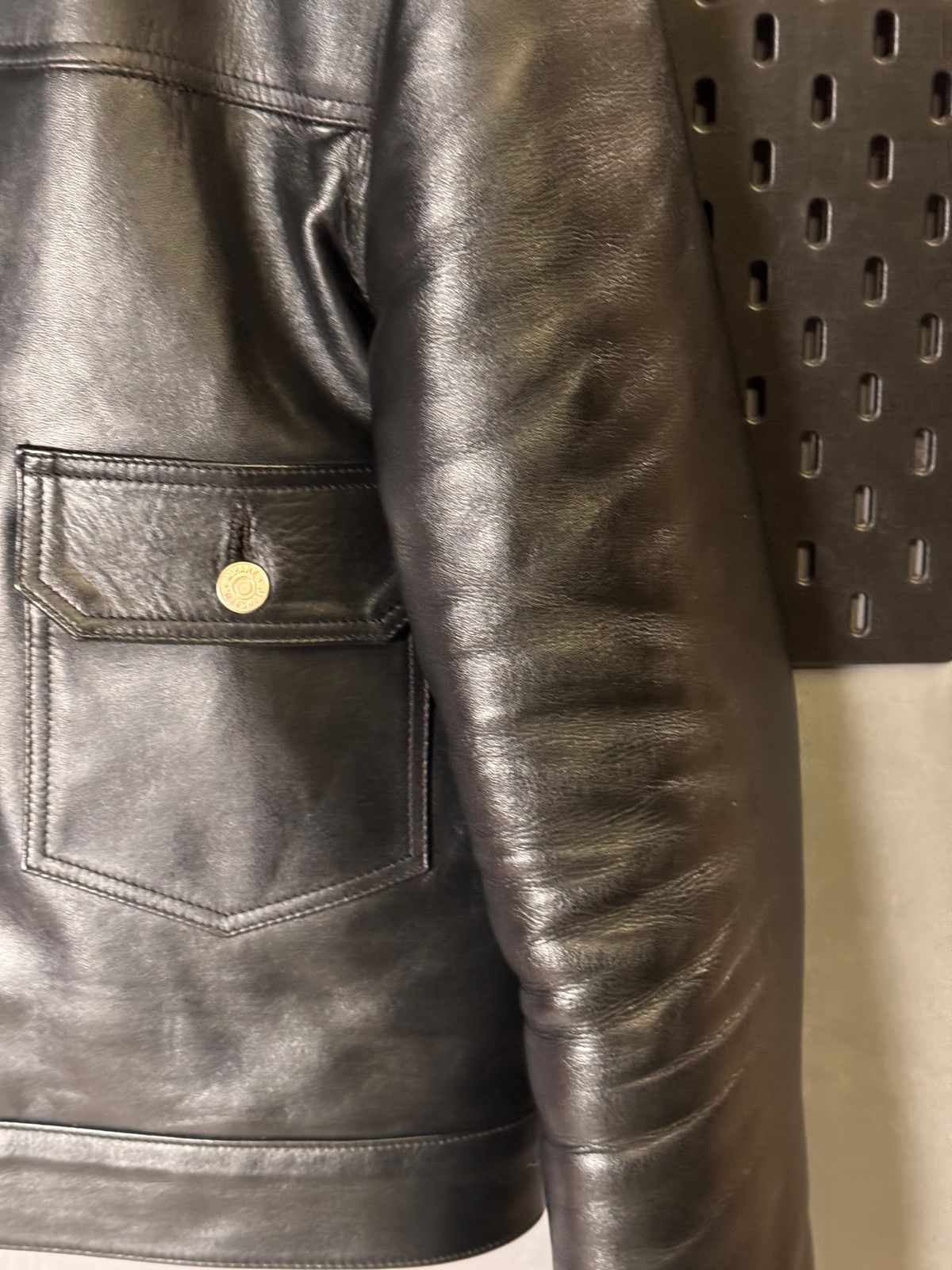 Photo by Davi_Arzika on March 5, 2026 of the Mihane Jeans Tipe 1 Leather jacket in Steerhide Black Teacore 1.4-1.5mm.