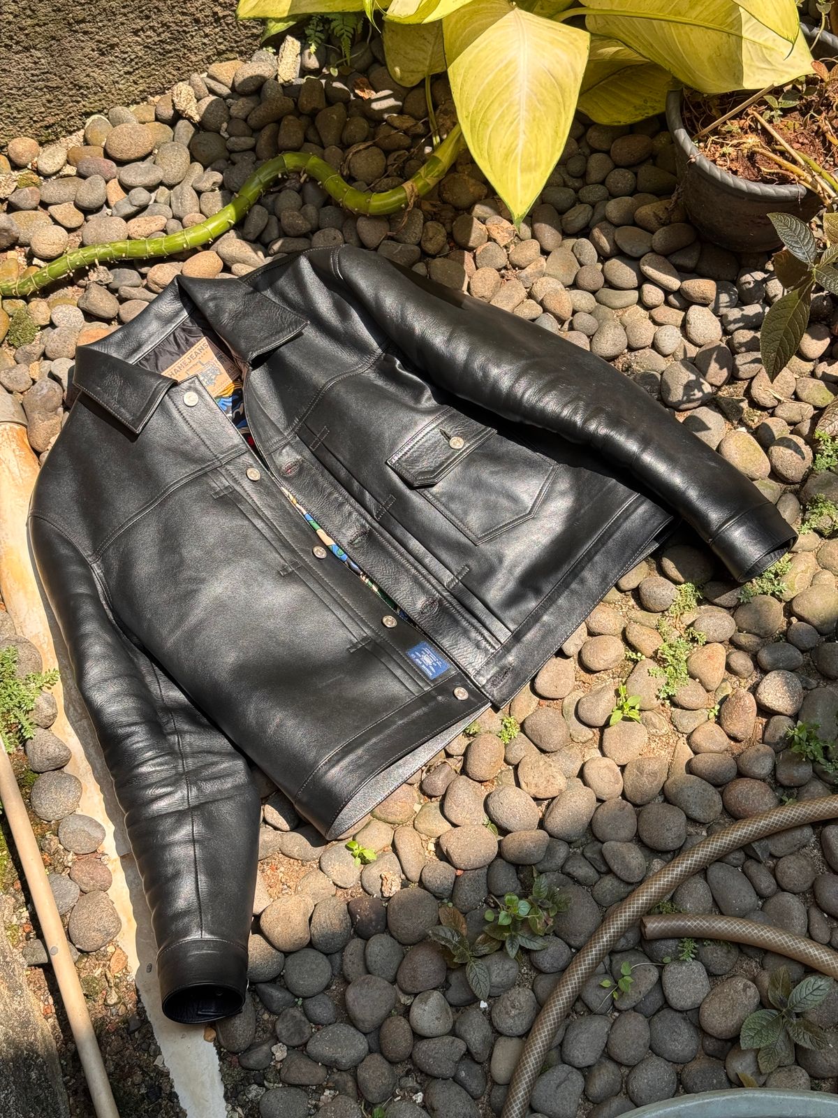 Photo by Davi_Arzika on April 3, 2026 of the Mihane Jeans Tipe 1 Leather jacket in Steerhide Black Teacore 1.4-1.5mm.
