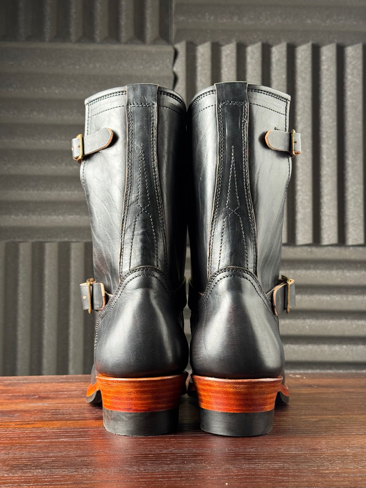 Photo by Davi_Arzika on October 1, 2025 of the Briselblack The Keeper Type 3 Engineer Boots in Black-Overdyed Horsebutt.