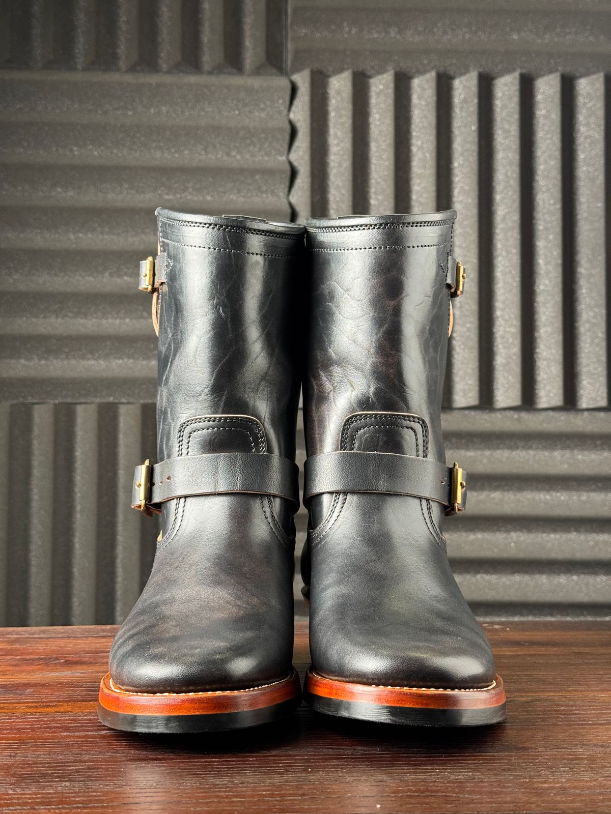 Photo by Davi_Arzika on October 1, 2025 of the Briselblack The Keeper Type 3 Engineer Boots in Black-Overdyed Horsebutt.
