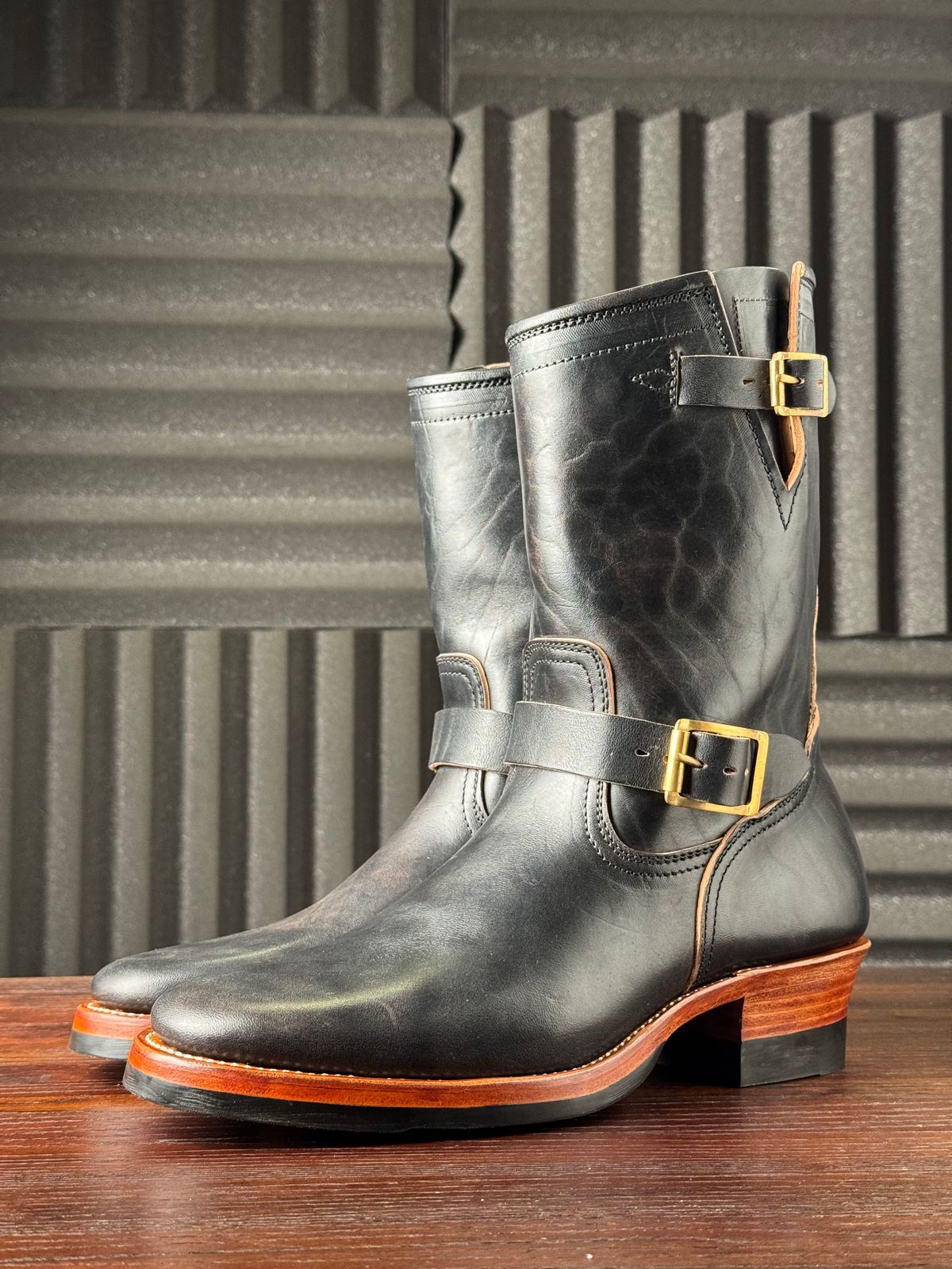 Photo by Davi_Arzika on October 1, 2025 of the Briselblack The Keeper Type 3 Engineer Boots in Black-Overdyed Horsebutt.