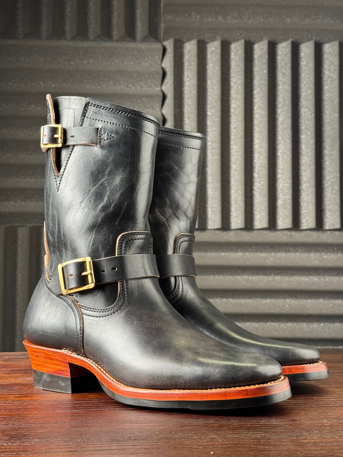 Photo by Davi_Arzika on October 1, 2025 of the Briselblack The Keeper Type 3 Engineer Boots in Black-Overdyed Horsebutt.
