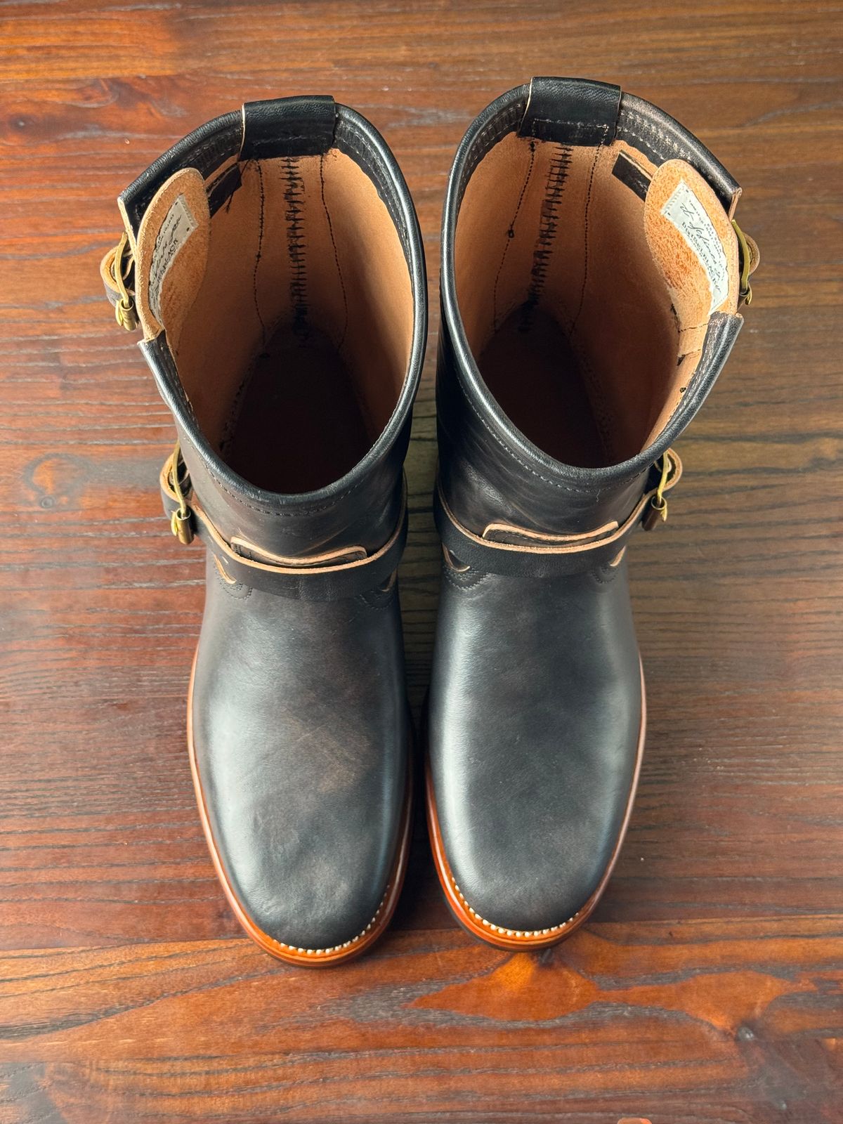 Photo by Davi_Arzika on October 1, 2025 of the Briselblack The Keeper Type 3 Engineer Boots in Black-Overdyed Horsebutt.