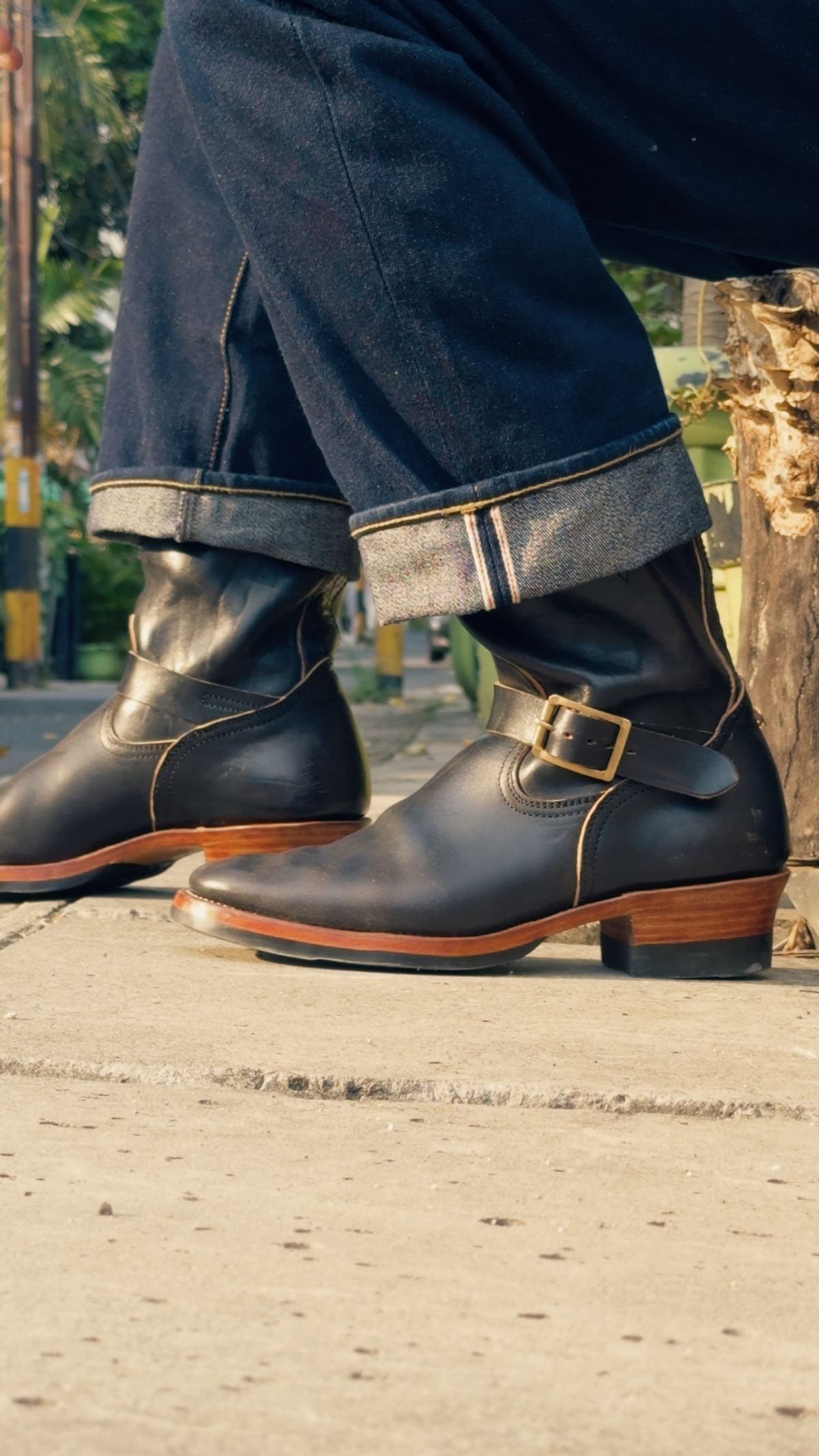 Photo by Davi_Arzika on November 4, 2025 of the Briselblack The Keeper Type 3 Engineer Boots in Black-Overdyed Horsebutt.