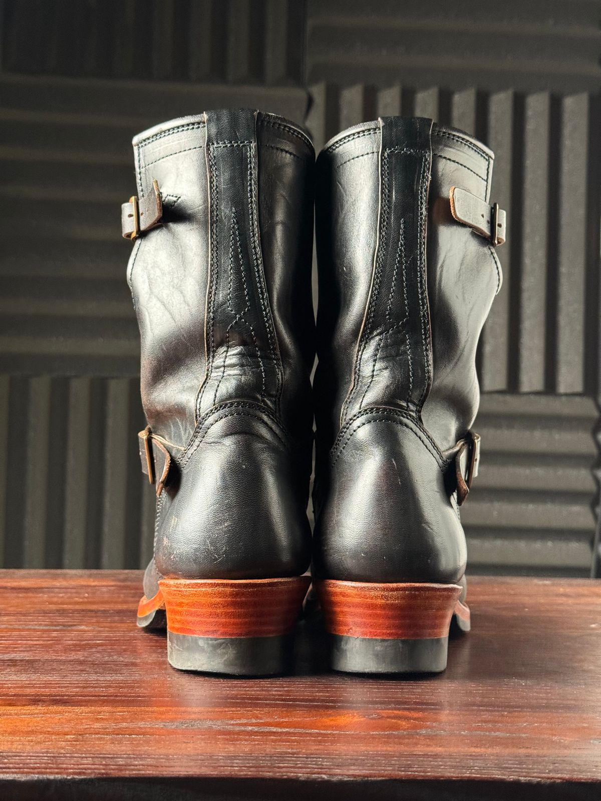 Photo by Davi_Arzika on November 4, 2025 of the Briselblack The Keeper Type 3 Engineer Boots in Black-Overdyed Horsebutt.