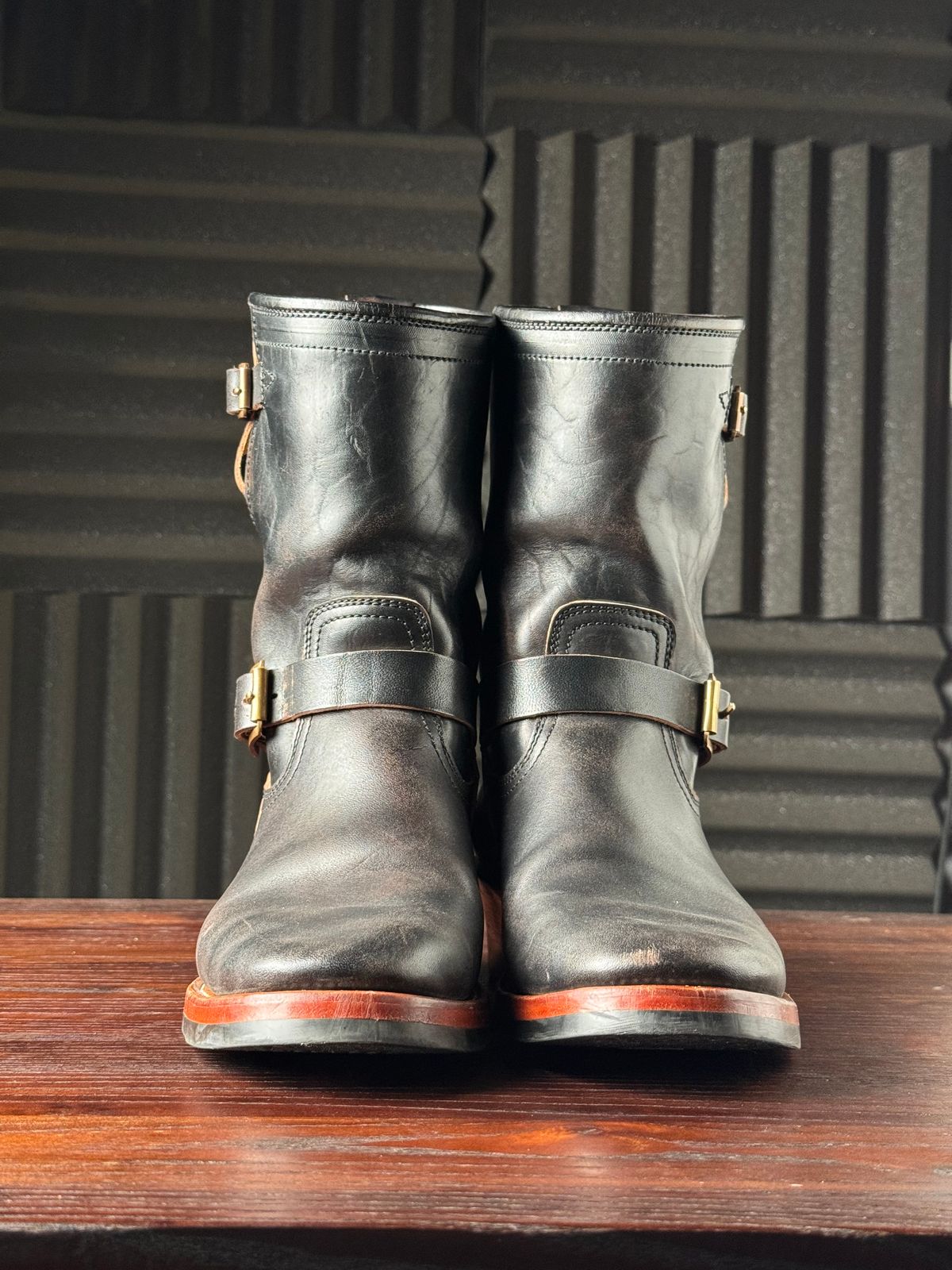 Photo by Davi_Arzika on November 4, 2025 of the Briselblack The Keeper Type 3 Engineer Boots in Black-Overdyed Horsebutt.