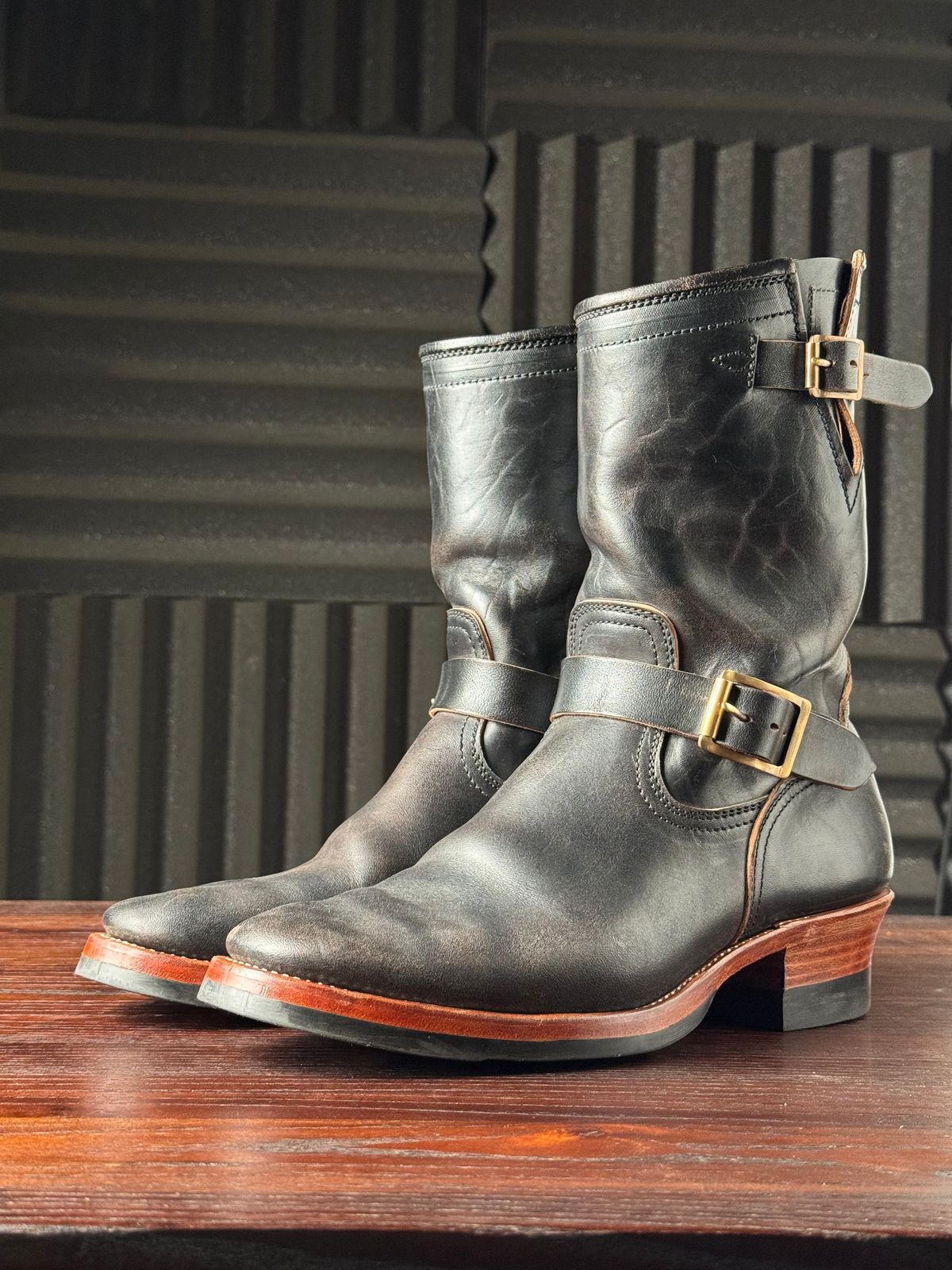 Photo by Davi_Arzika on November 4, 2025 of the Briselblack The Keeper Type 3 Engineer Boots in Black-Overdyed Horsebutt.