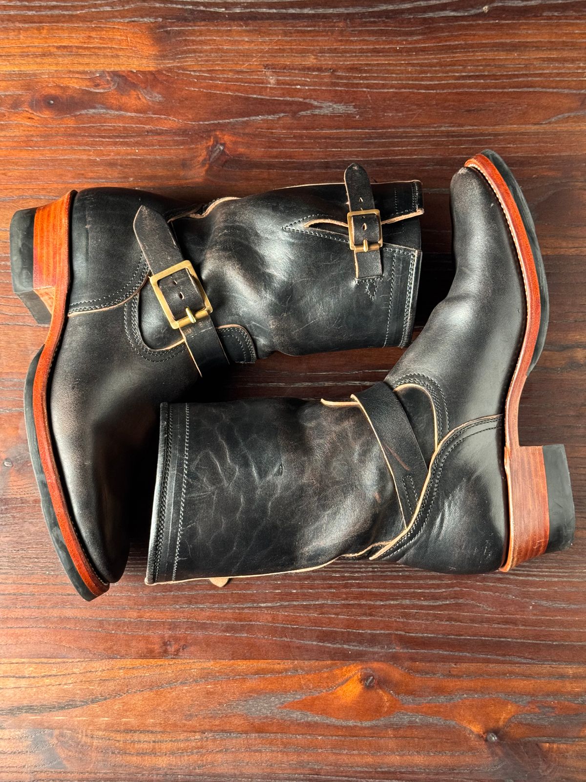 Photo by Davi_Arzika on November 4, 2025 of the Briselblack The Keeper Type 3 Engineer Boots in Black-Overdyed Horsebutt.