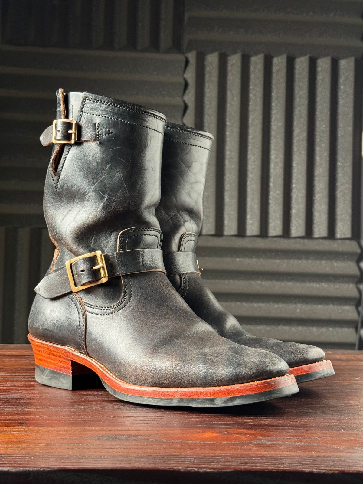 Photo by Davi_Arzika on November 4, 2025 of the Briselblack The Keeper Type 3 Engineer Boots in Black-Overdyed Horsebutt.