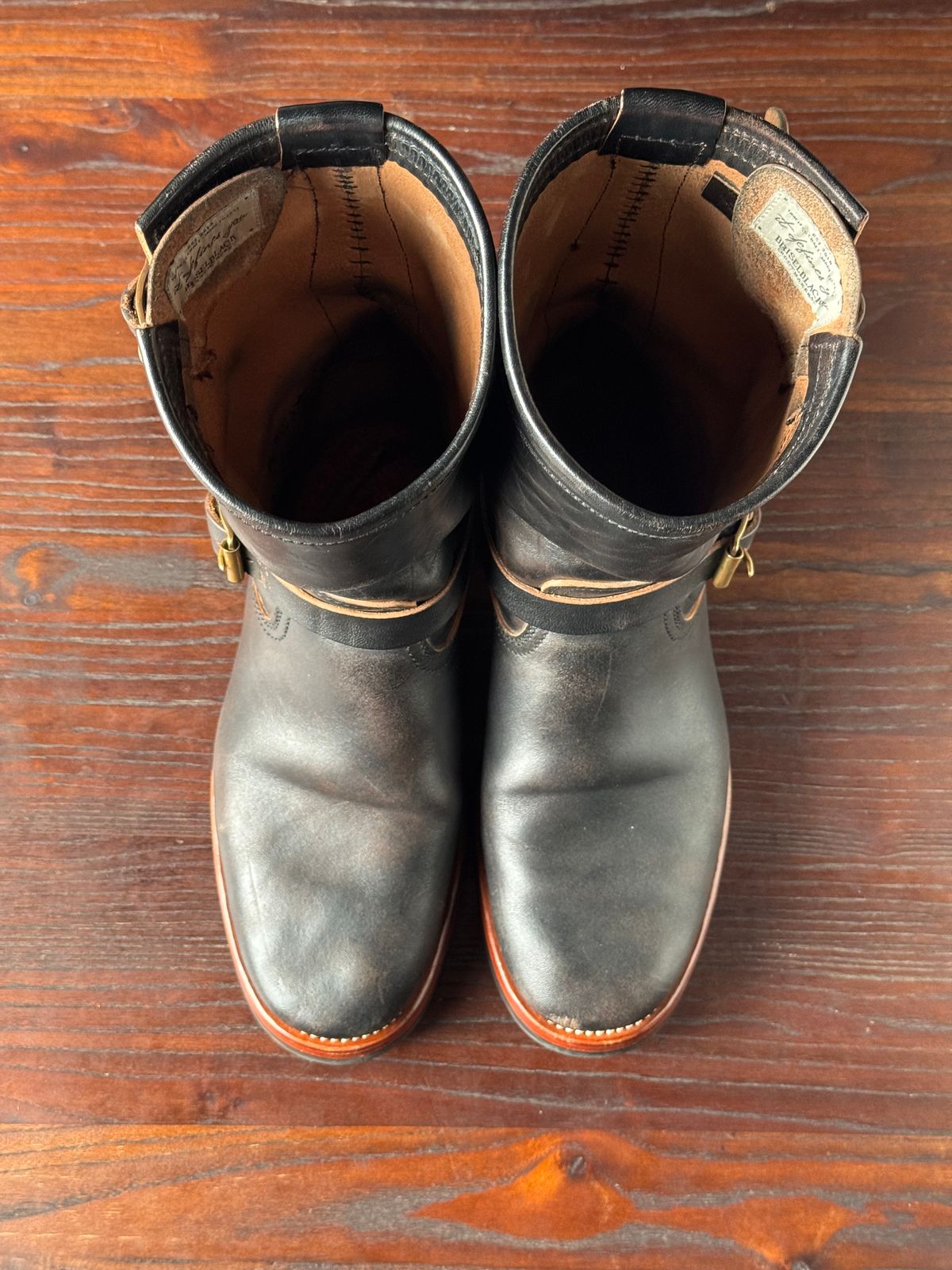 Photo by Davi_Arzika on November 4, 2025 of the Briselblack The Keeper Type 3 Engineer Boots in Black-Overdyed Horsebutt.