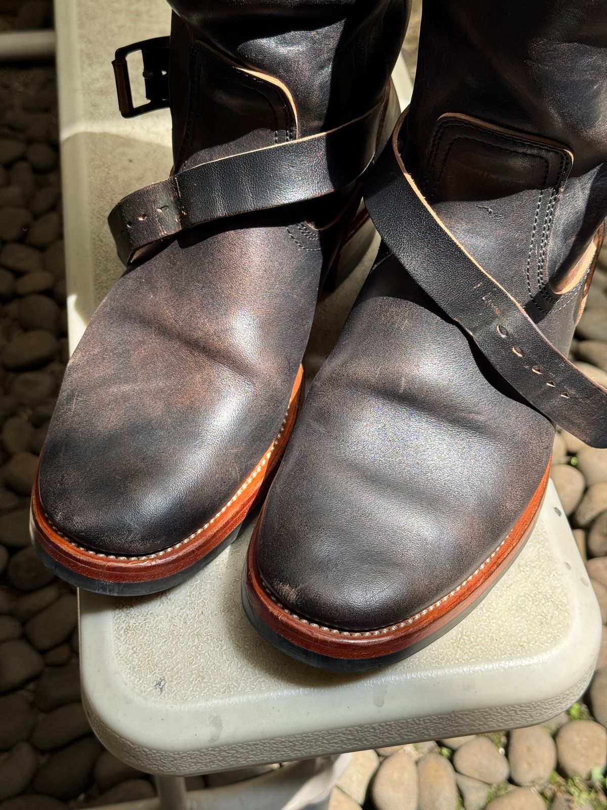 Photo by Davi_Arzika on December 2, 2025 of the Briselblack The Keeper Type 3 Engineer Boots in Black-Overdyed Horsebutt.