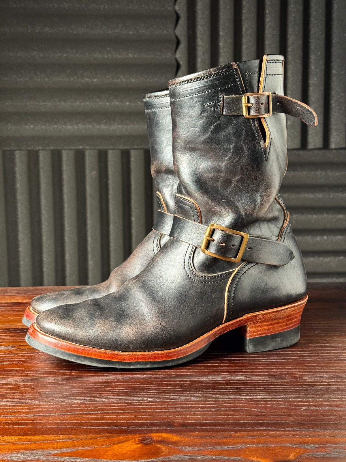 Photo by Davi_Arzika on December 3, 2025 of the Briselblack The Keeper Type 3 Engineer Boots in Black-Overdyed Horsebutt.