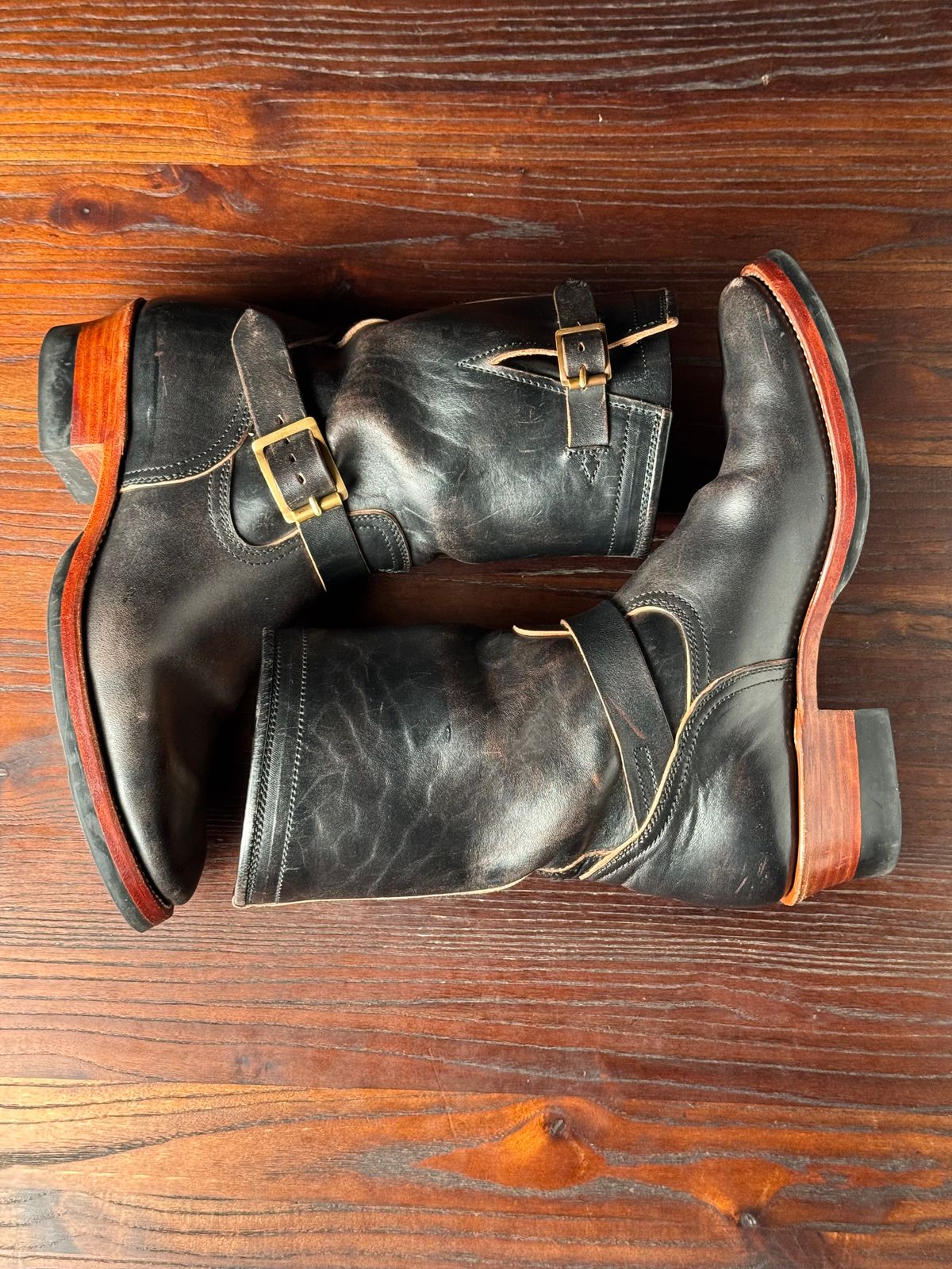 Photo by Davi_Arzika on December 3, 2025 of the Briselblack The Keeper Type 3 Engineer Boots in Black-Overdyed Horsebutt.