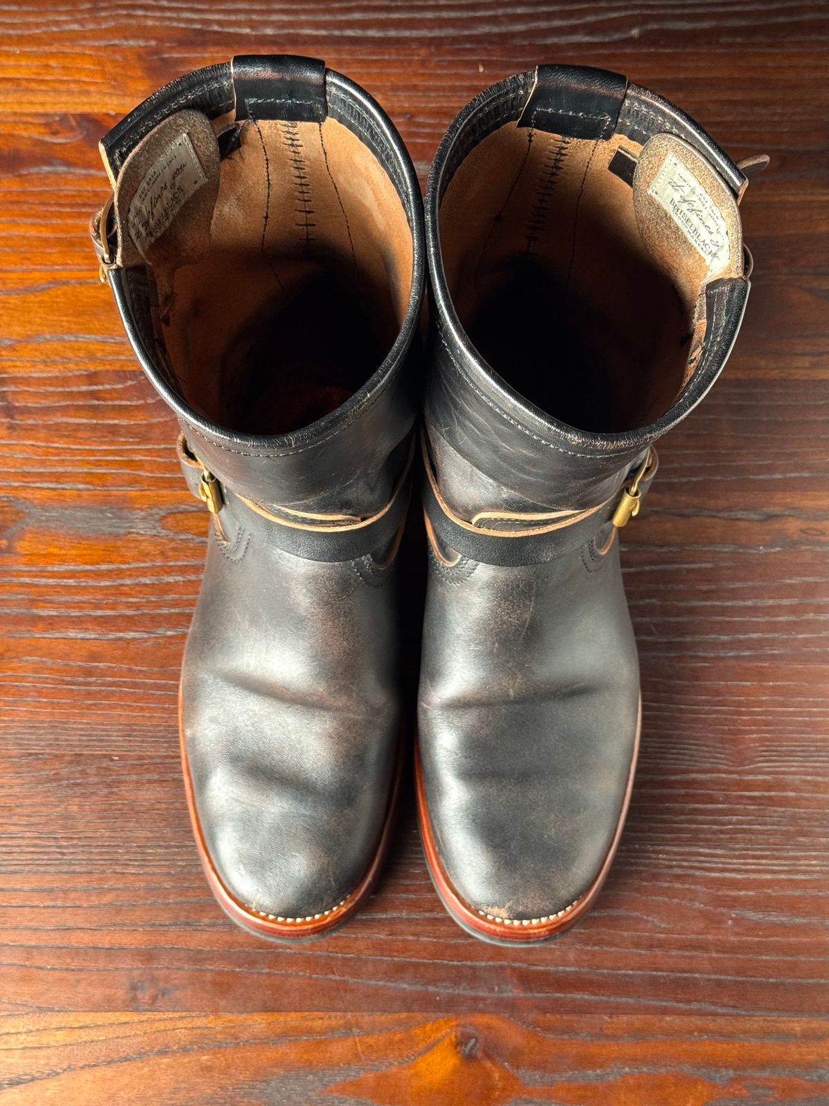 Photo by Davi_Arzika on December 3, 2025 of the Briselblack The Keeper Type 3 Engineer Boots in Black-Overdyed Horsebutt.